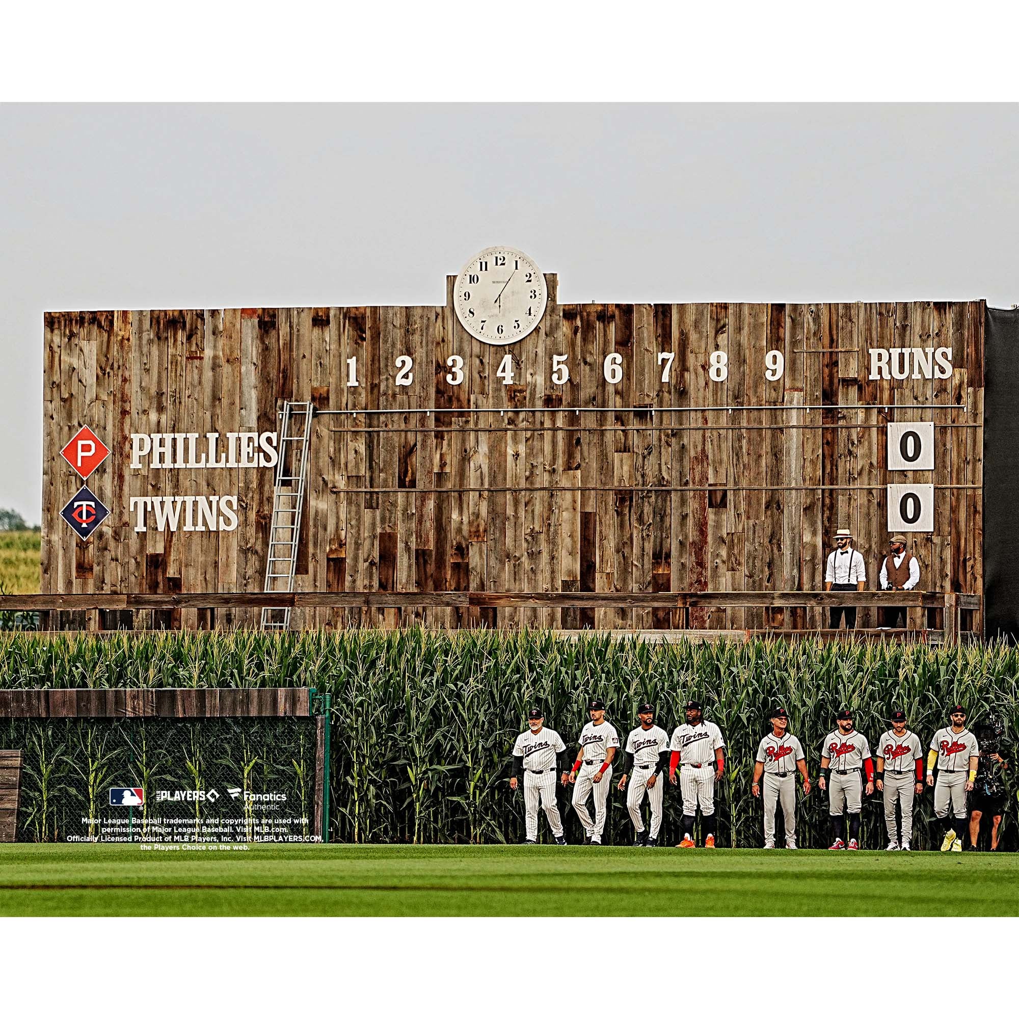 Photo de l'équipe non signée des Phillies Philadelphie contre les Twins du Minnesota entrant dans le champ maïs lors match la MLB 2026 au Field of Dreams
