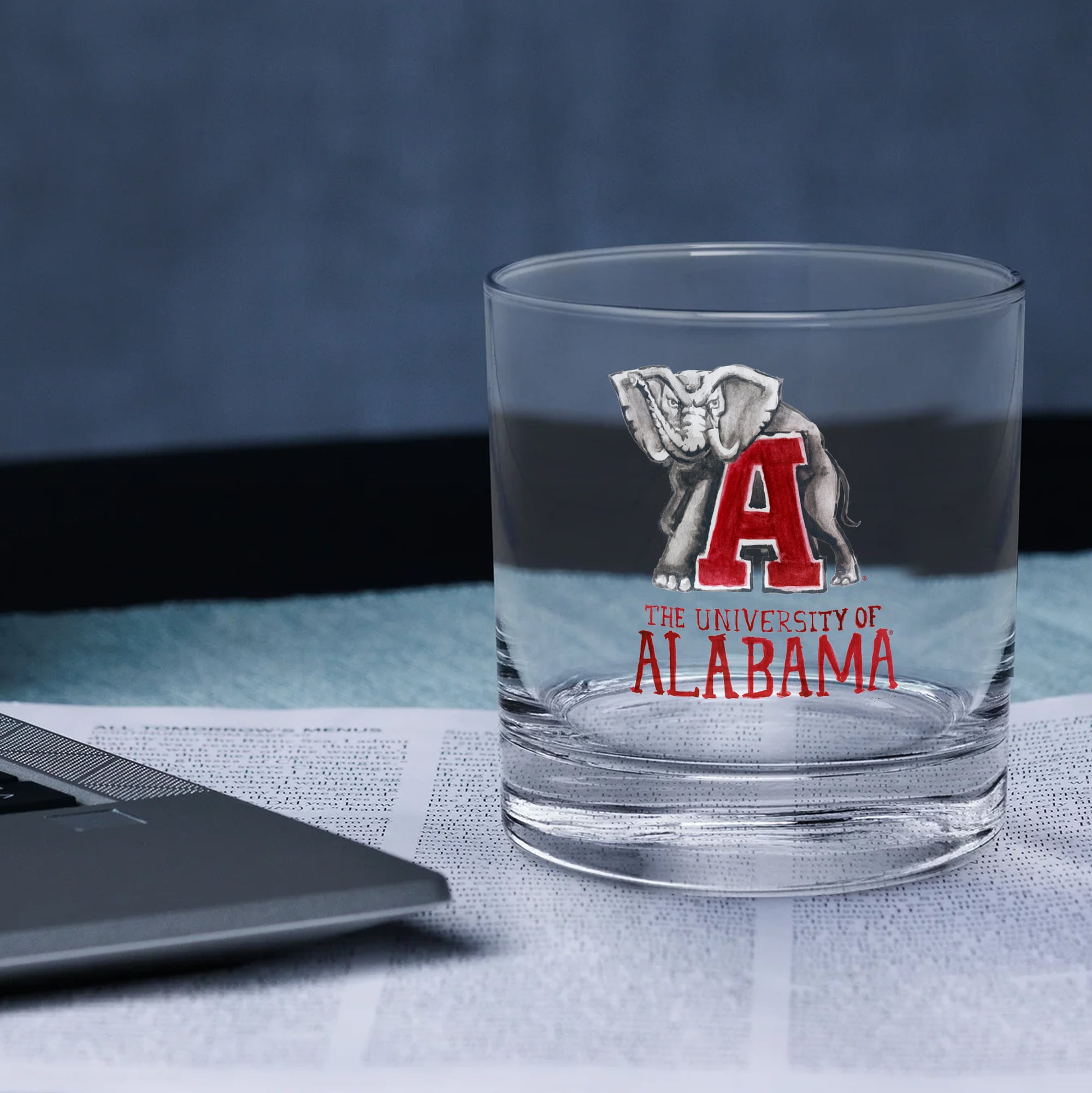Ensemble de 2 verres à whisky à l'effigie de Laura Wilcox, mascotte des Crimson Tide d'Indigo Falls, Alabama.