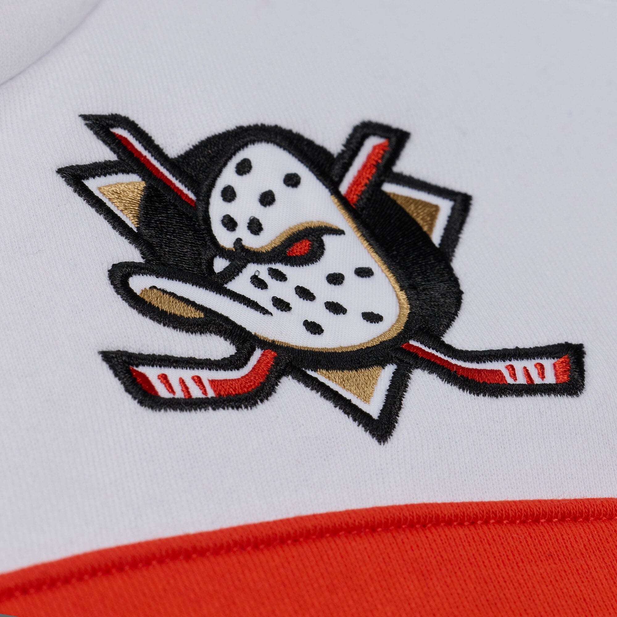 Sweat à capuche Mitchell & Ness blanc et noir pour femme, modèle Anaheim Ducks Head Coach