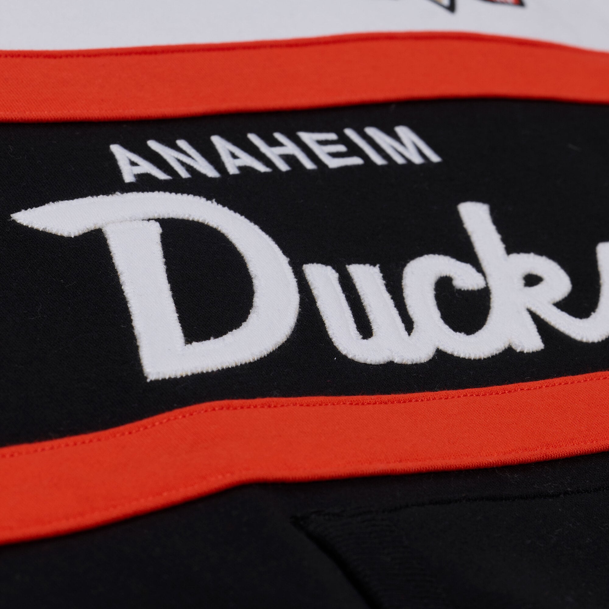 Sweat à capuche Mitchell & Ness blanc et noir pour femme, modèle Anaheim Ducks Head Coach
