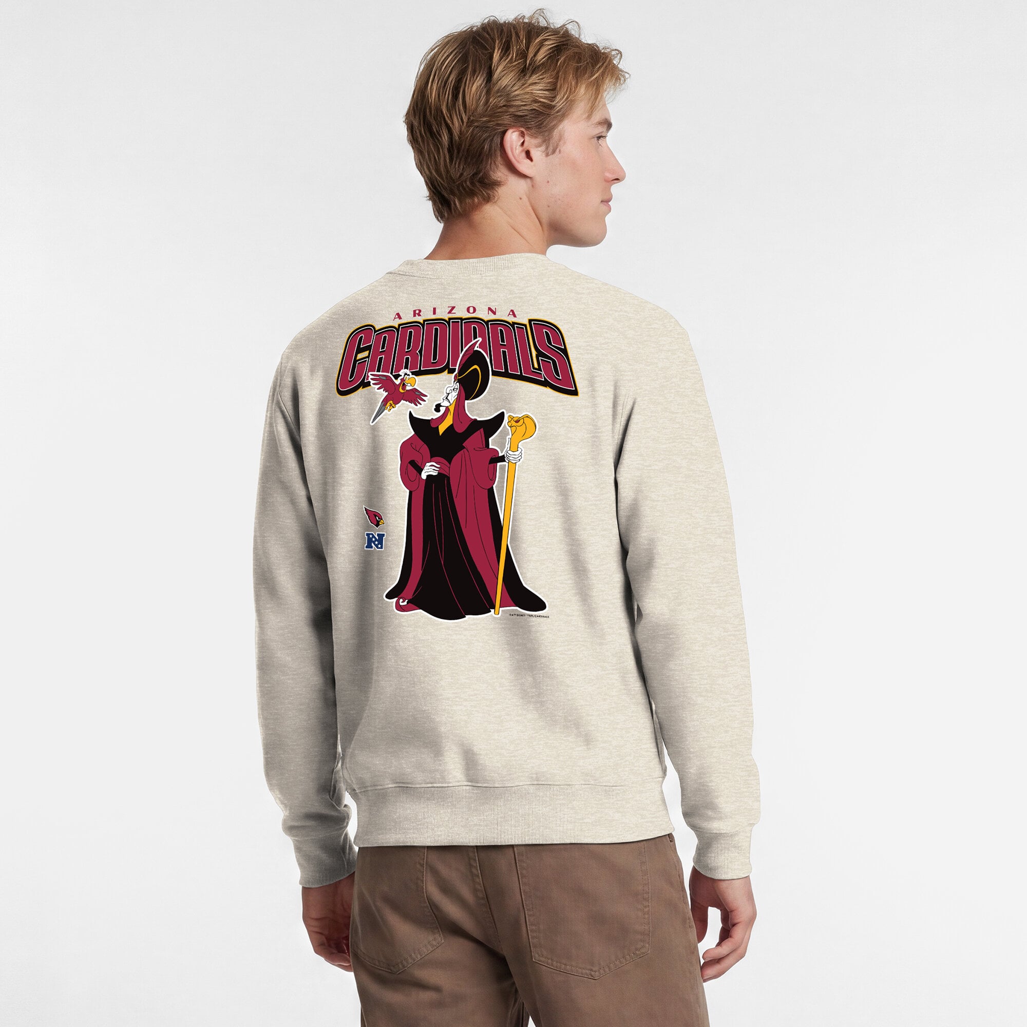 Sweat-shirt à col rond pour homme Disney x Champion Arizona Cardinals Powerblend couleur avoine, imprimé poitrine gauche et dos.