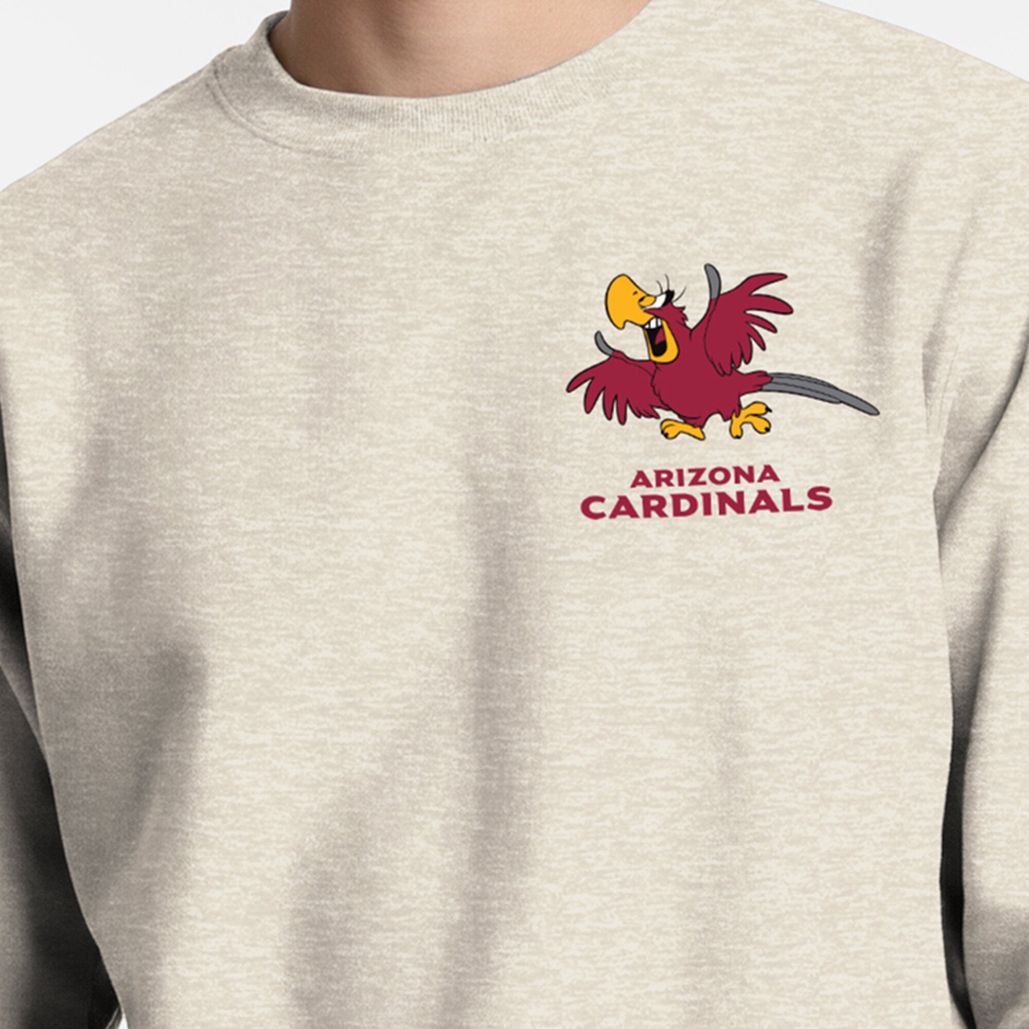 Sweat-shirt à col rond pour homme Disney x Champion Arizona Cardinals Powerblend couleur avoine, imprimé poitrine gauche et dos.