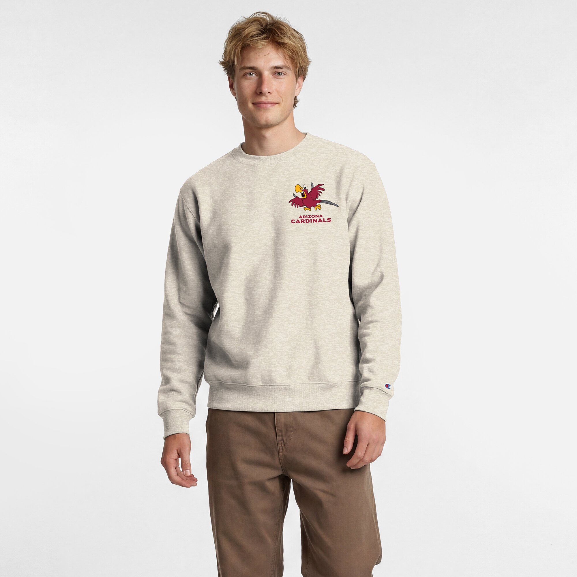 Sweat-shirt à col rond pour homme Disney x Champion Arizona Cardinals Powerblend couleur avoine, imprimé poitrine gauche et dos.