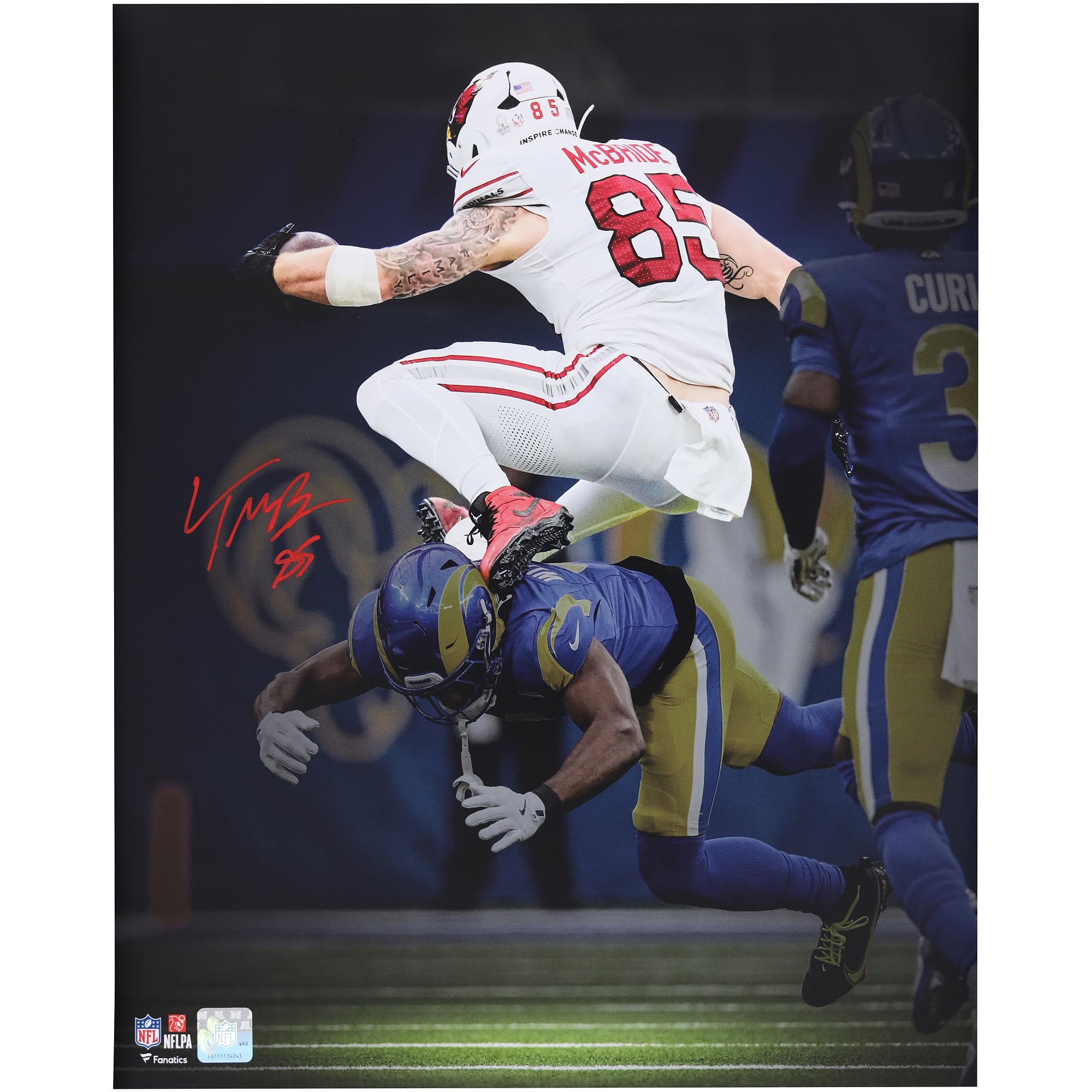 Photo dédicacée de Trey McBride, défenseur des Cardinals de l'Arizona, parcourant les haies (40 x 50 cm).