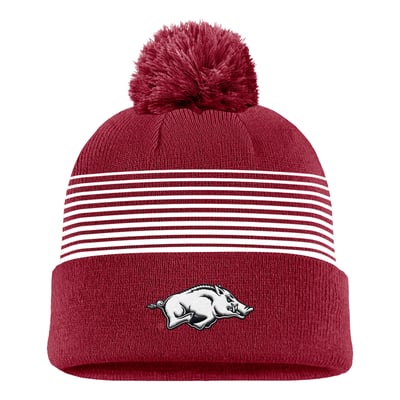 Bonnet à revers Nike On-Field Peak 2026 des Arkansas Razorbacks avec pompon - Rouge cardinal