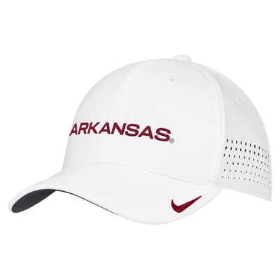 Casquette Nike AeroBill SwooshFlex Dri-FIT Arkansas Razorbacks 2026 - Blanche