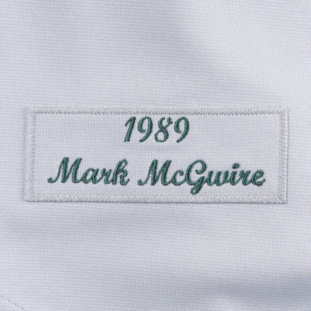 ERROR CARD With/Ink Dot Mark McGwire Oakland A's 1989 Bowman Baseball Card # 197 ERROR CARD With/Ink Dot Mark McGwire Oakland A's 1989 Bowman Baseball Card # 197