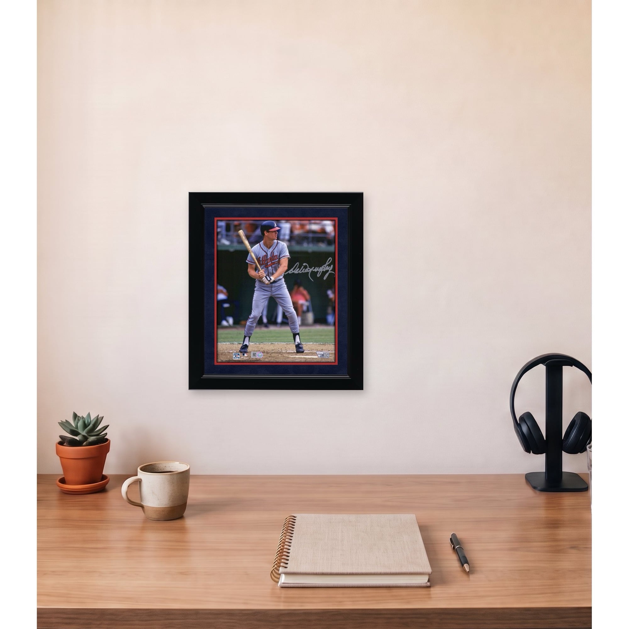 Photo de Dale Murphy (Atlanta Braves) autographiée (8" x 10") en train de frapper