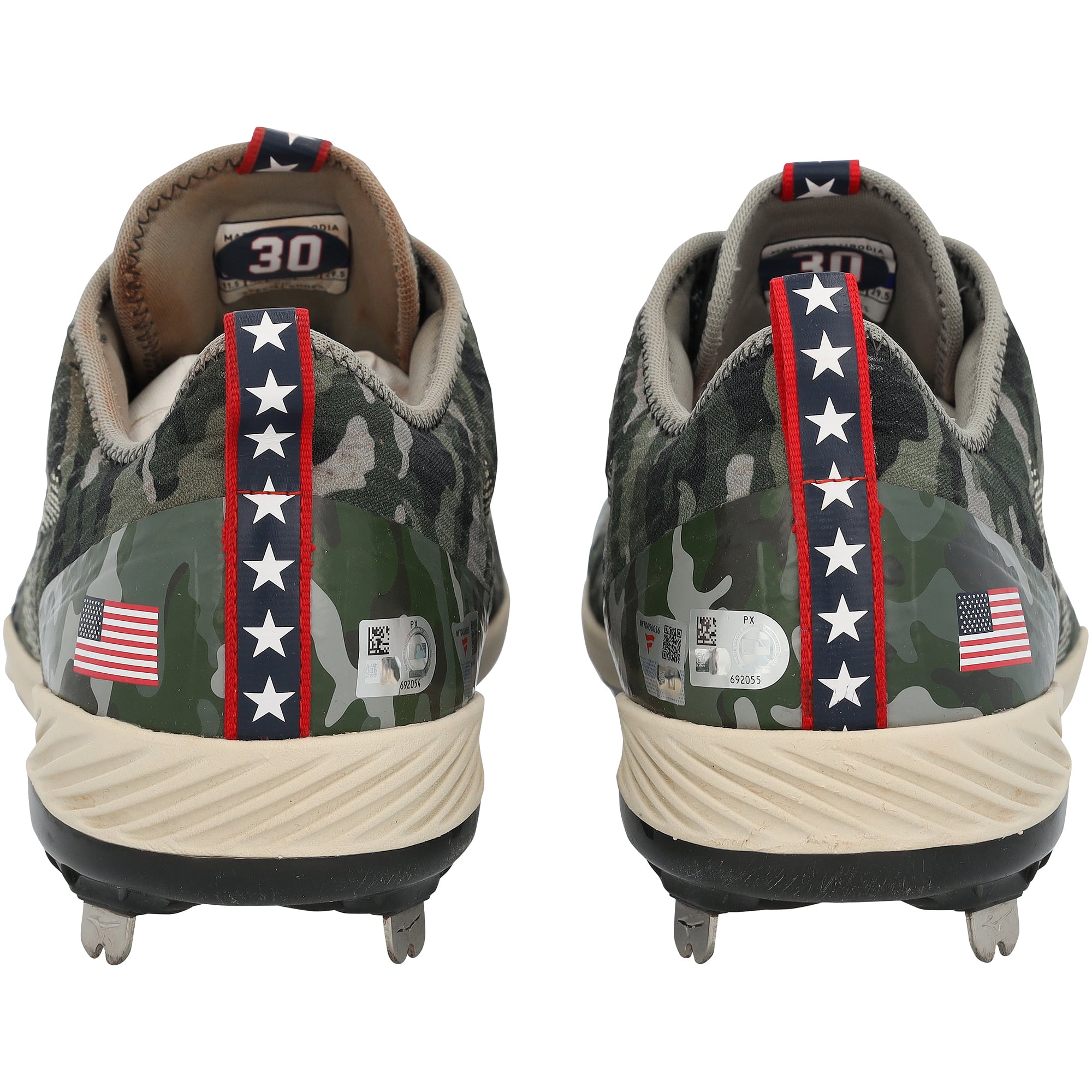 Crampons Mizuno verts camouflage autographiés par Drake Baldwin (Atlanta Braves) lors du match contre les Boston Red Sox le 17 mai 2026