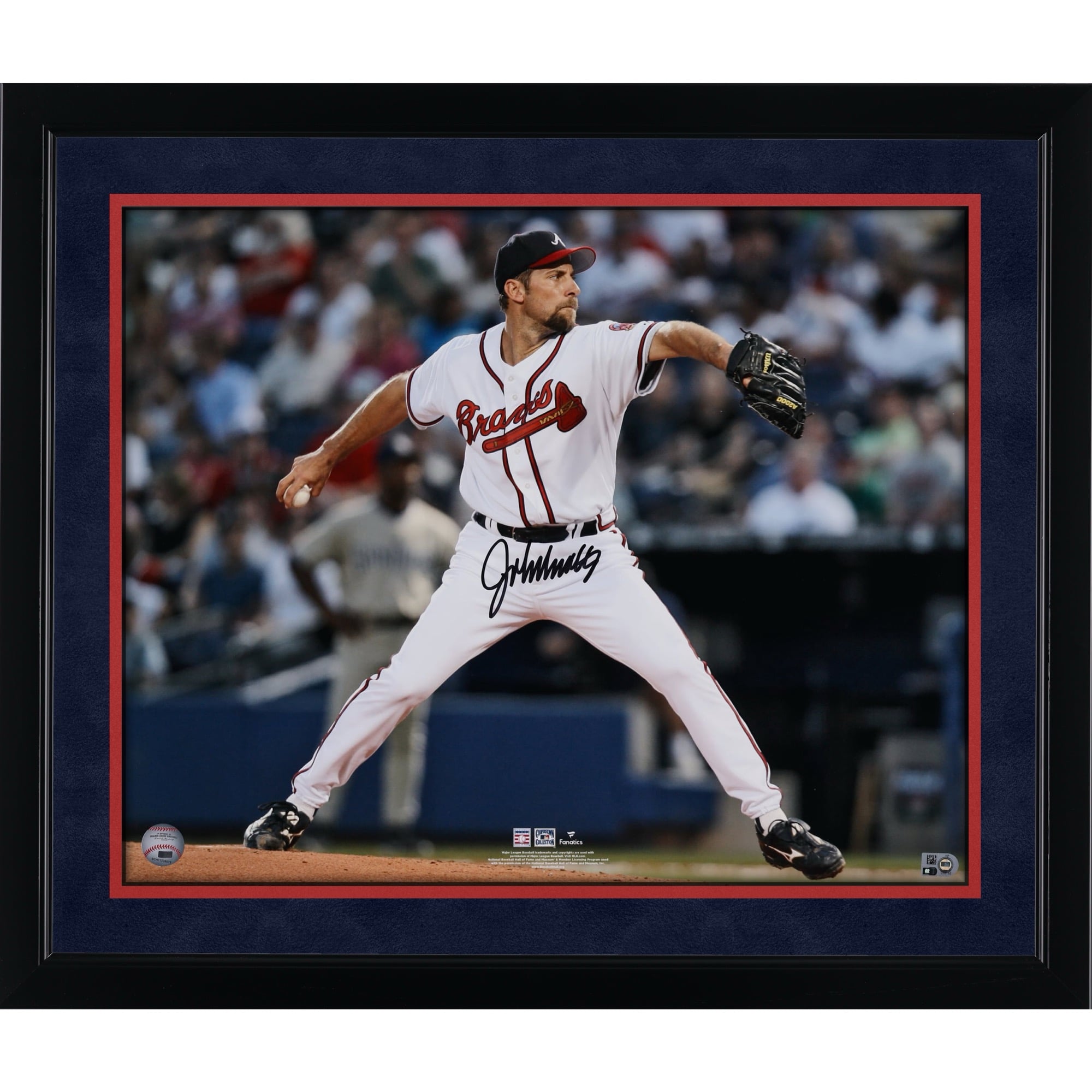 Photo de John Smoltz, lanceur des Braves d'Atlanta, autographiée (16" x 20"), en maillot blanc.