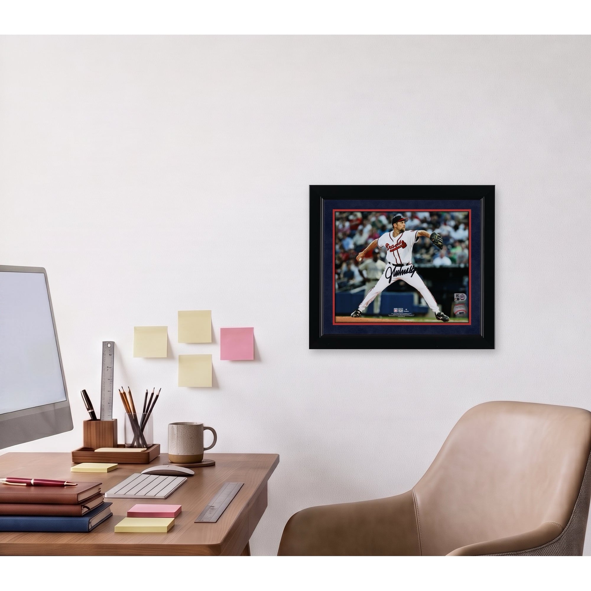 Photographie autographiée de John Smoltz, lanceur de maillot blanc des Braves d'Atlanta, 8" x 10"