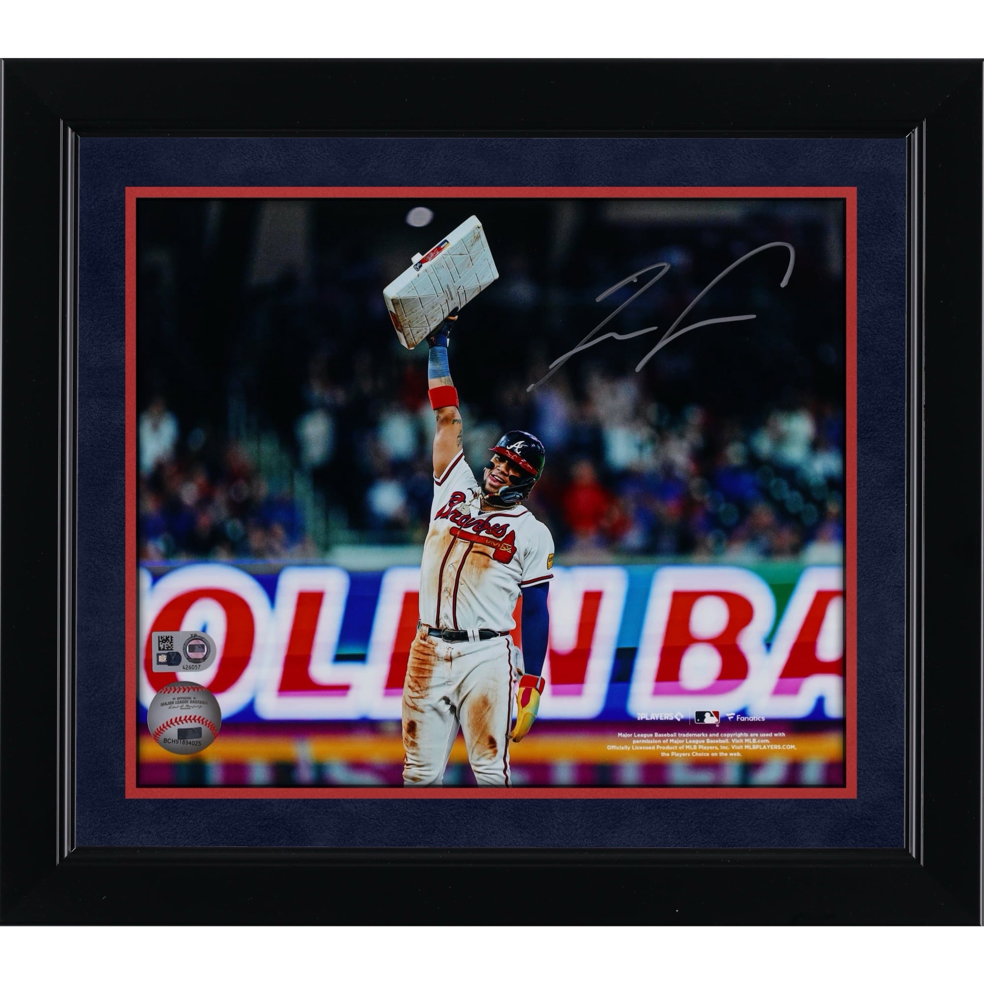 Photographie autographiée de 20,3 x 25,4 cm de Ronald Acuña Jr. des Braves d'Atlanta tenant une base
