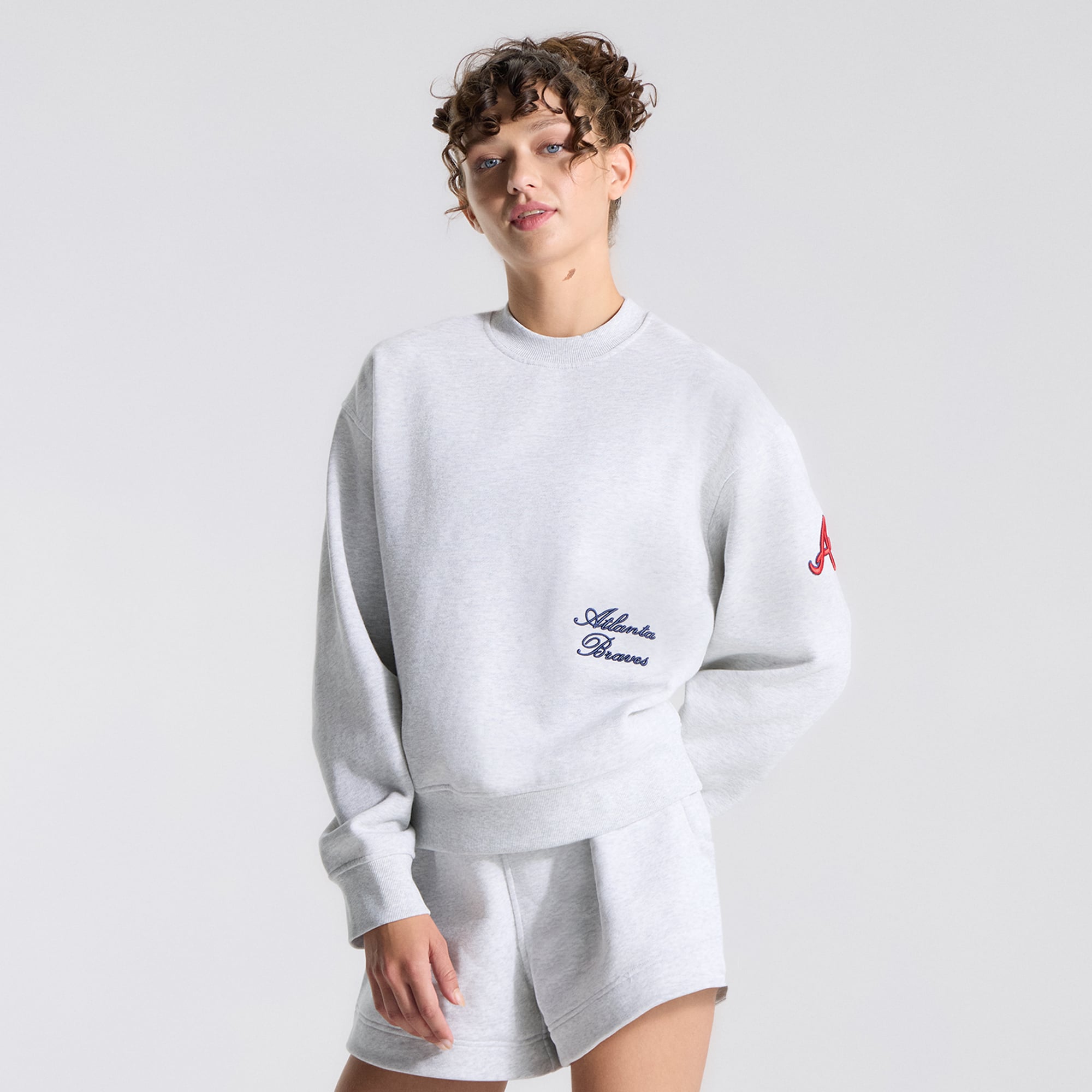 Sweat-shirt oversize Steady State pour femme, couleur True Navy, Atlanta Braves, de lululemon