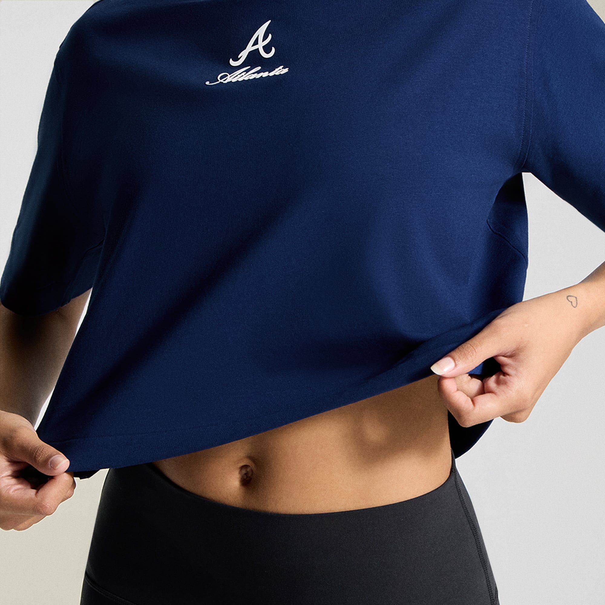 T-shirt court en coton biologique lululemon Midnight Shadow Atlanta Braves All Yours pour femme
