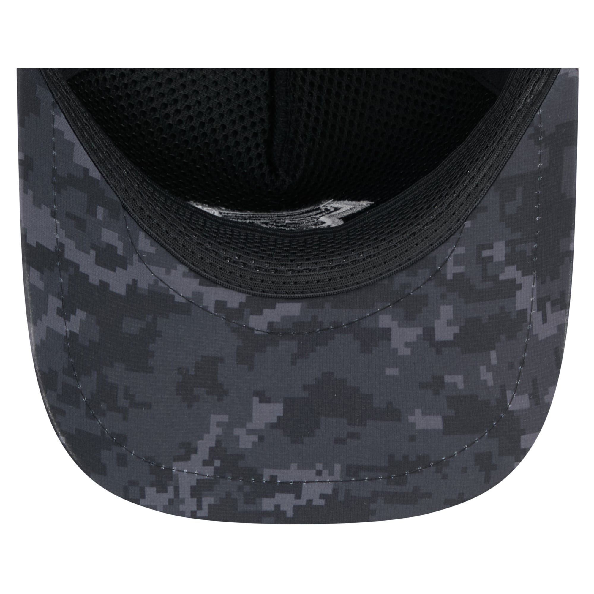 Casquette trucker ajustable New Era Apex 9FORTY noire Atlanta Falcons 2026 Salute To Service pour homme