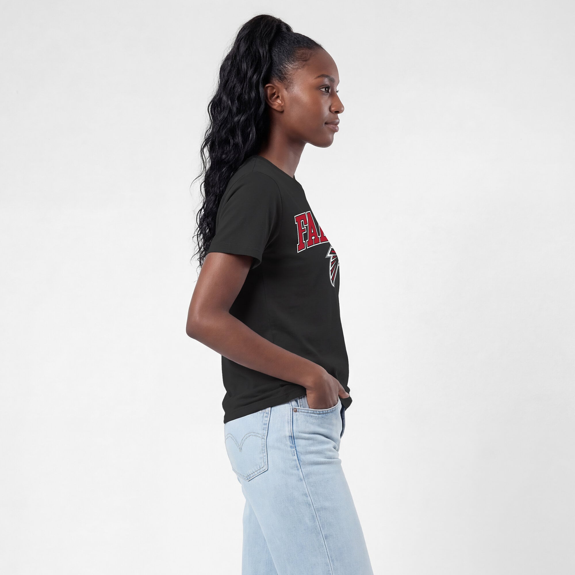 T-shirt noir Champion pour femmes, logo arqué des Falcons d'Atlanta