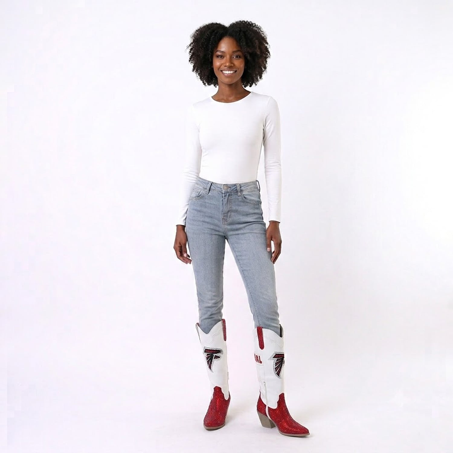 Bottes de cowboy blanches à cristaux FABGATING by Cuce pour femmes, aux couleurs des Falcons d'Atlanta.