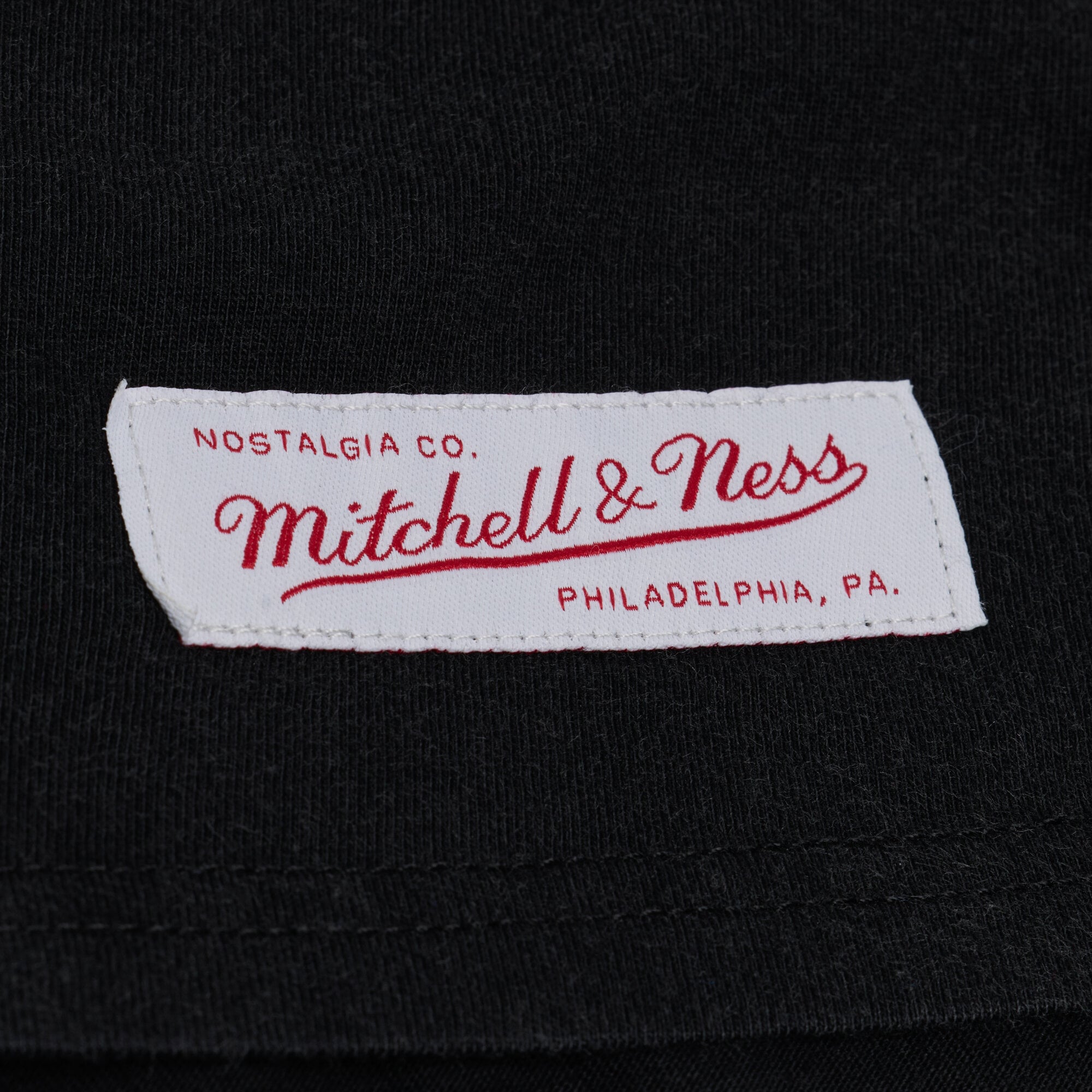 T-shirt court et carré Mitchell & Ness noir pour femme, motif streetwear des Falcons d'Atlanta