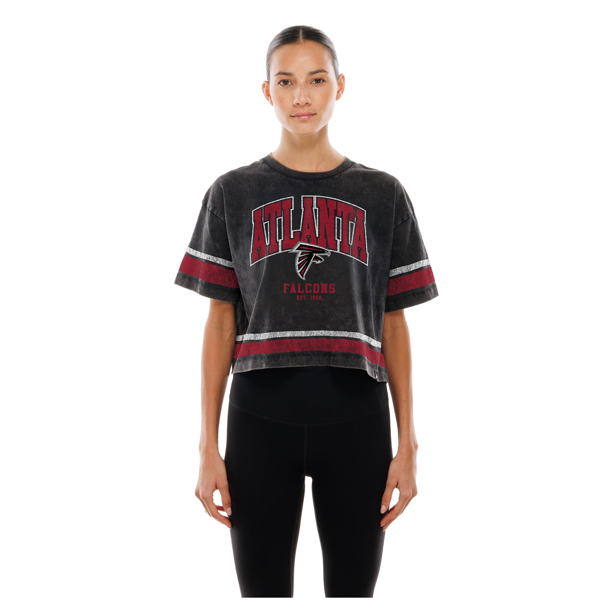 T-shirt court New Era noir Atlanta Falcons Lifestyle à l'effigie d'une femme, délavé l'huile minérale, coupe carrée.