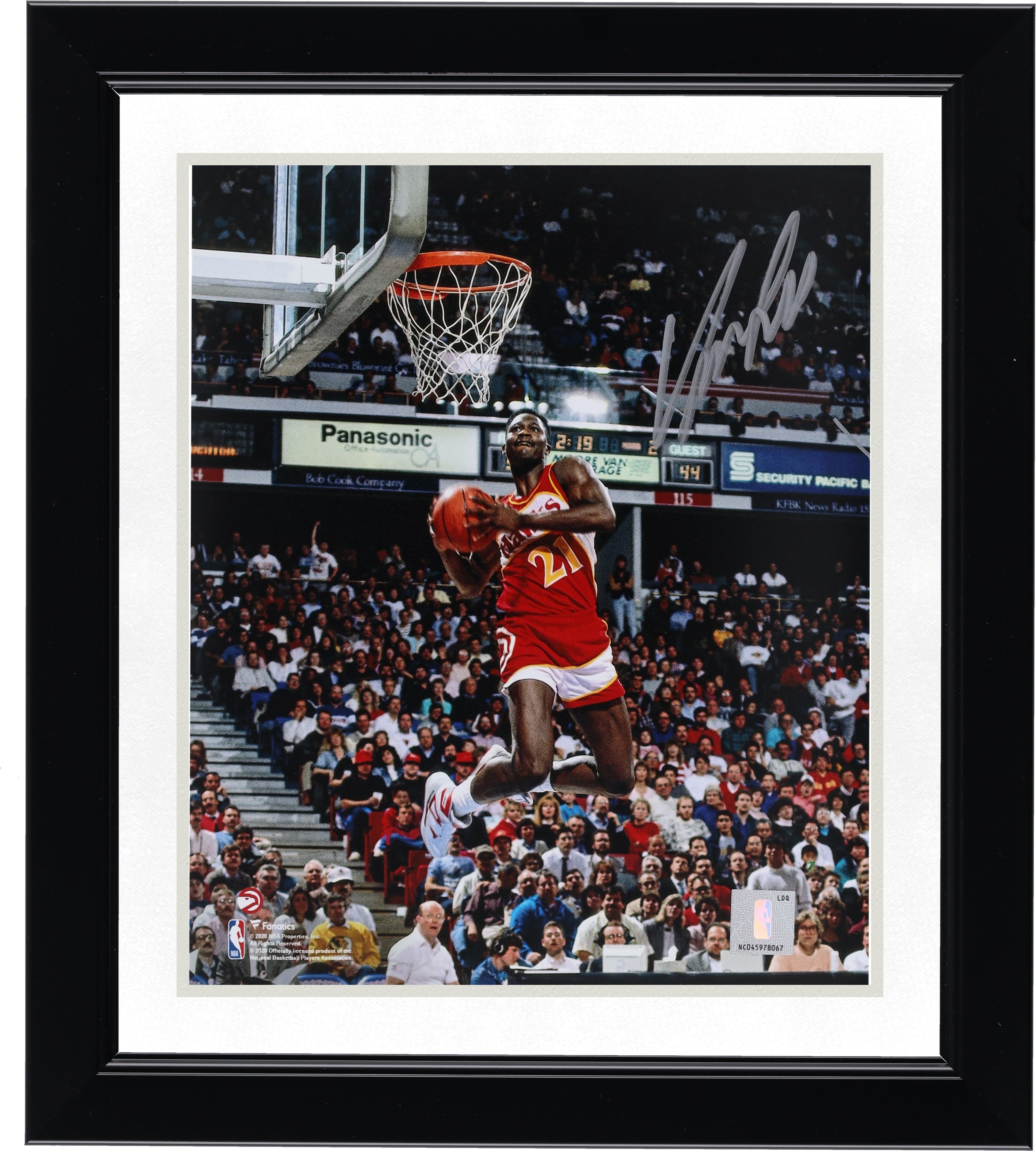 Photographie autographiée de Dominique Wilkins Atlanta Hawks 8" x 10" du concours de dunk de 1988, dunk inversé à deux mains