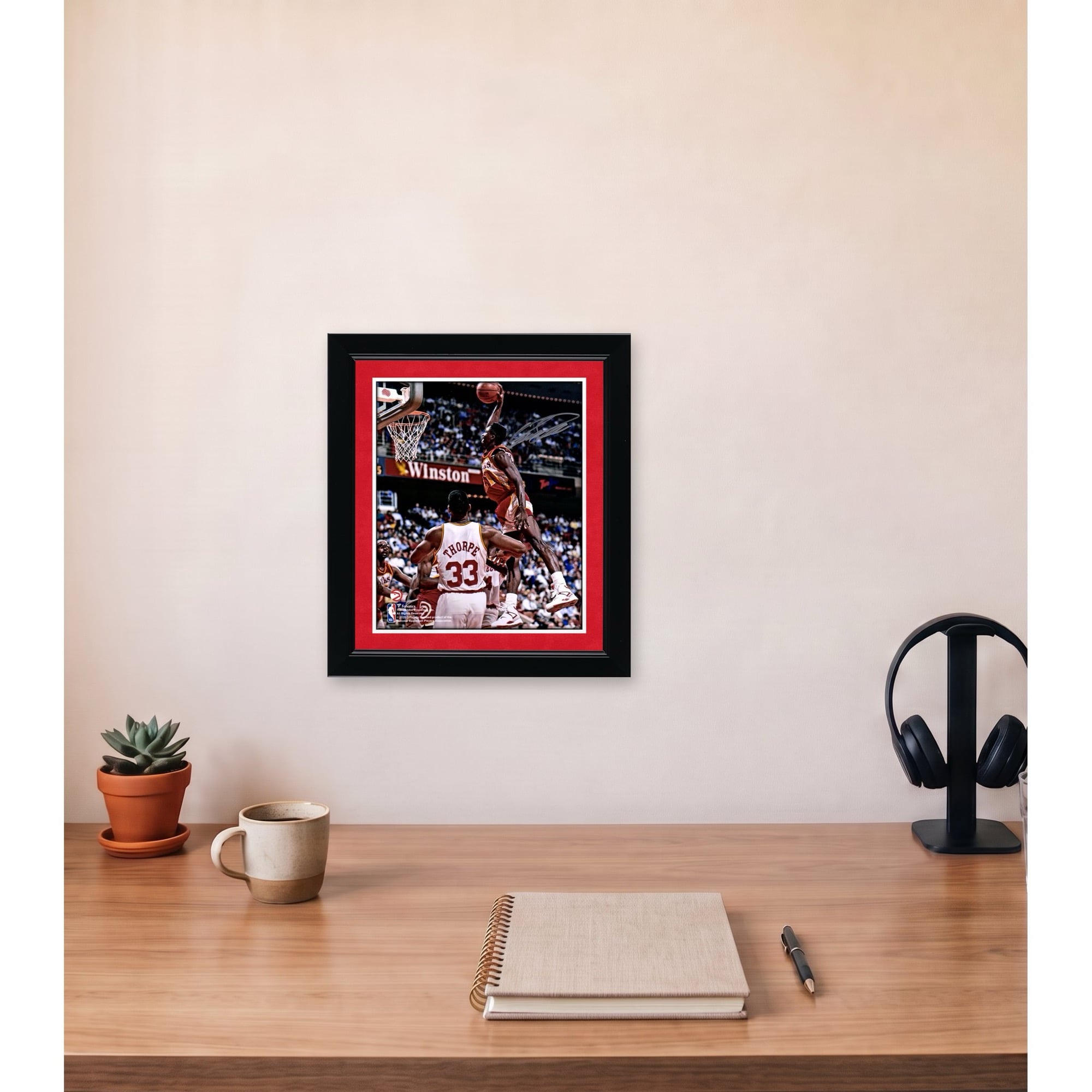 Photo dédicacée de Dominique Wilkins (Atlanta Hawks) - Dunk contre les Houston Rockets (8" x 10")