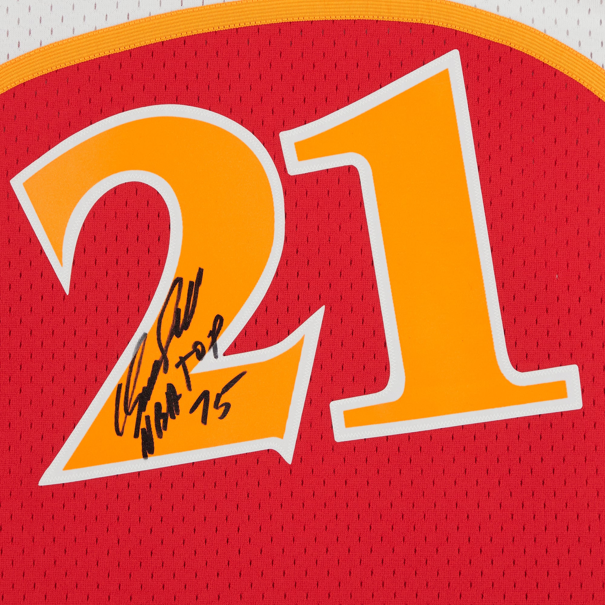 Maillot réplique autographié Mitchell & Ness 1986 des Atlanta Hawks par Dominique Wilkins avec inscription « NBA Top 75 »
