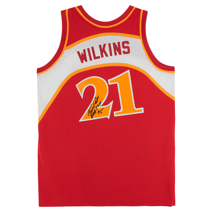 Maillot réplique autographié Mitchell & Ness 1986 des Atlanta Hawks par Dominique Wilkins avec inscription « NBA Top 75 »