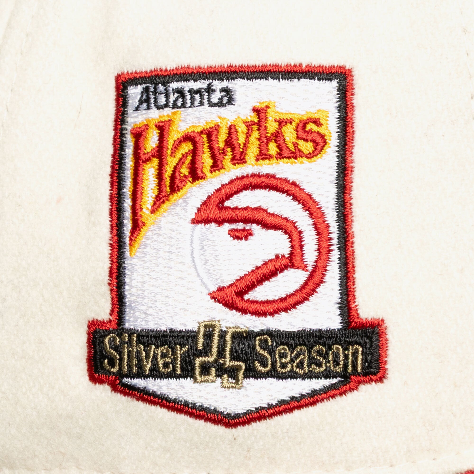 Casquette unisexe Mitchell & Ness crème Atlanta Hawks Team Pro ajustable