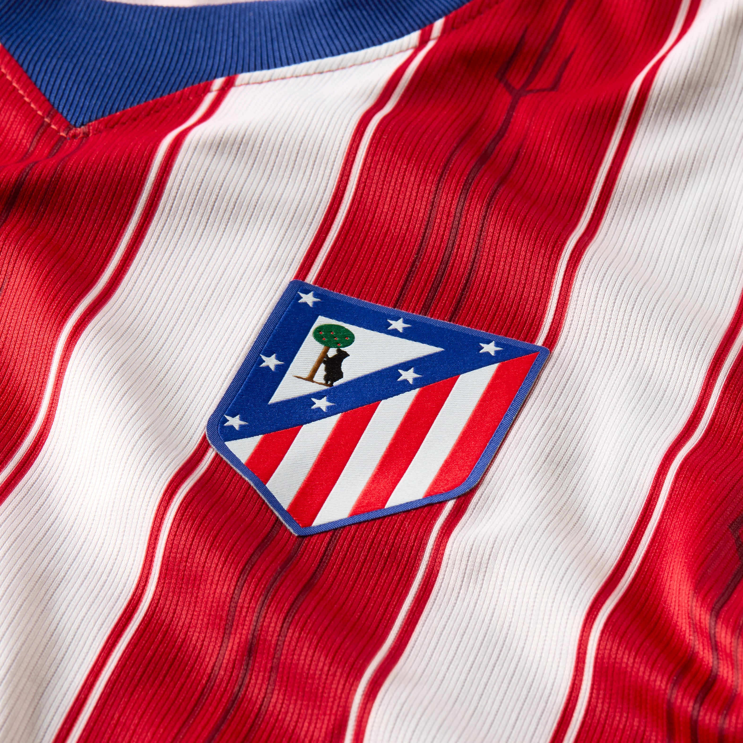 Maillot réplique domicile Nike rouge et blanc de l'Atlético Madrid 2026/27 pour jeunes