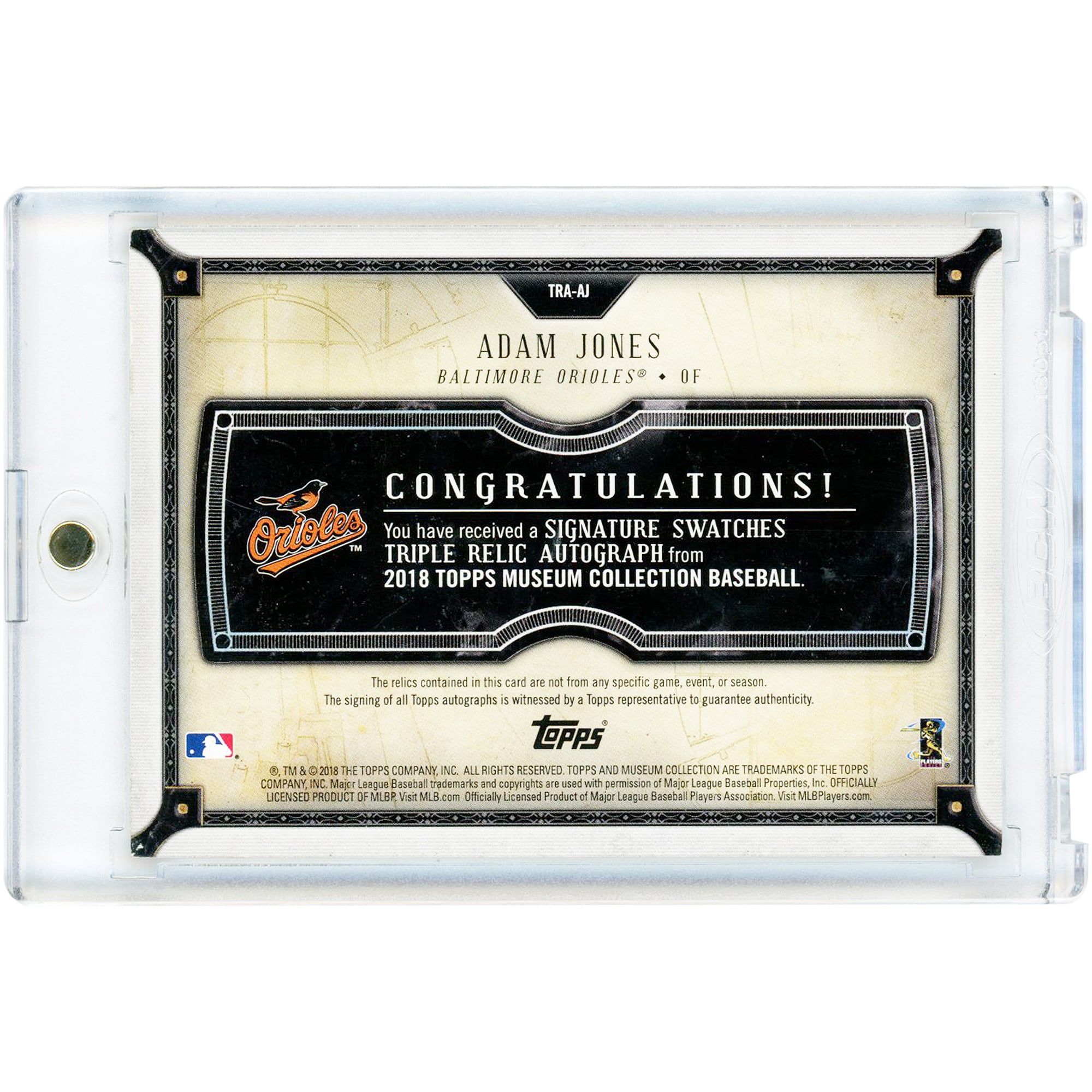 Carte autographiée d'Adam Jones (Baltimore Orioles) de la collection Topps Museum 2018, avec des morceaux de maillot portés en match (triple signature) #TRA-AJ #24/25