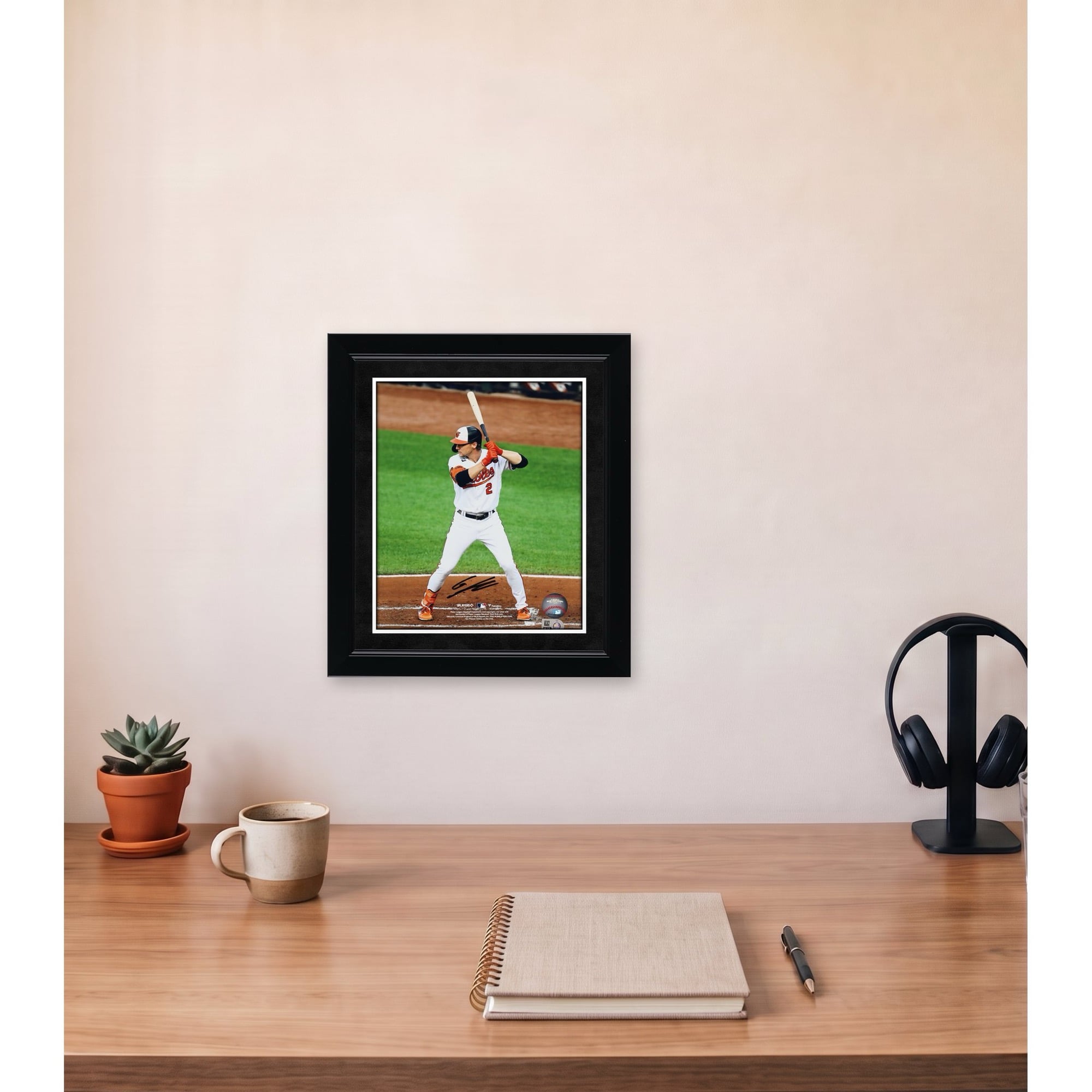 Photographie autographiée de Gunnar Henderson, maillot blanc des Orioles de Baltimore, position de frappe au bâton, 8" x 10"