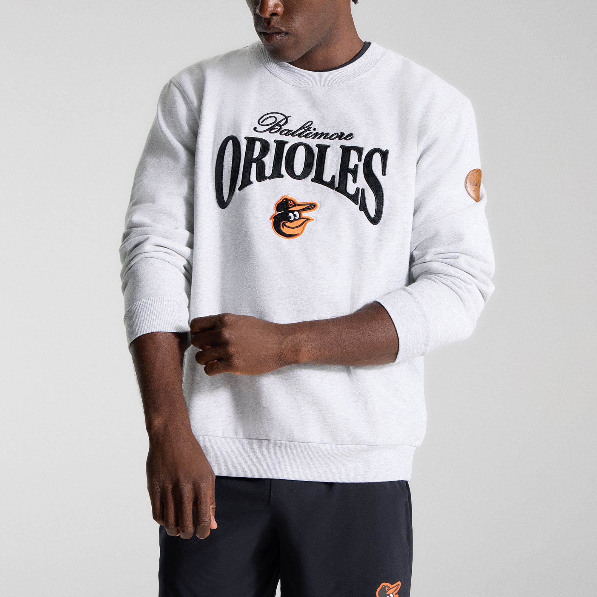 Sweat-shirt Steady State gris chiné ultra clair pour homme de lululemon, collection Baltimore Orioles.