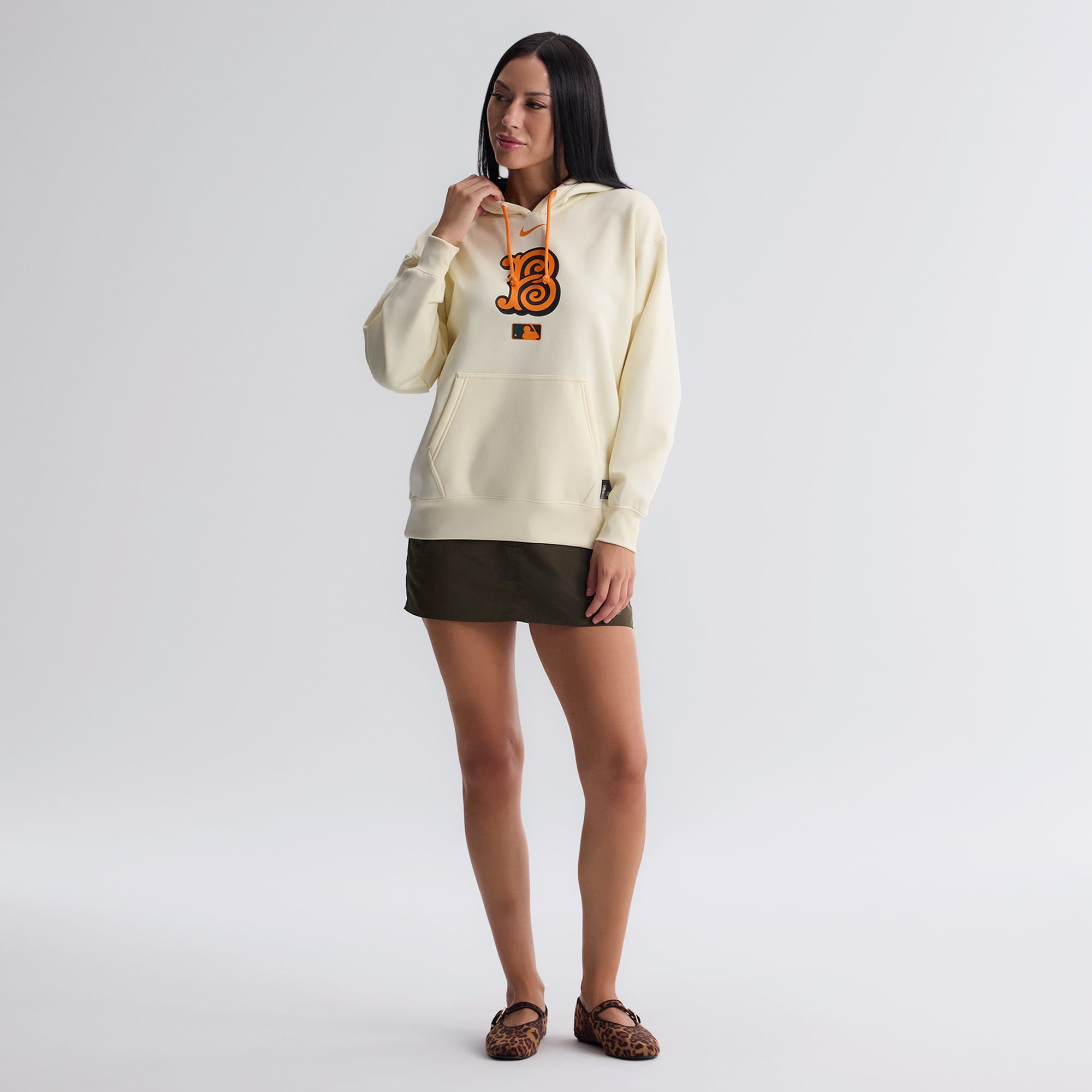 Sweat à capuche Nike Therma pour femme, couleur crème, collection Baltimore Orioles 2026 City Connect Authentic.