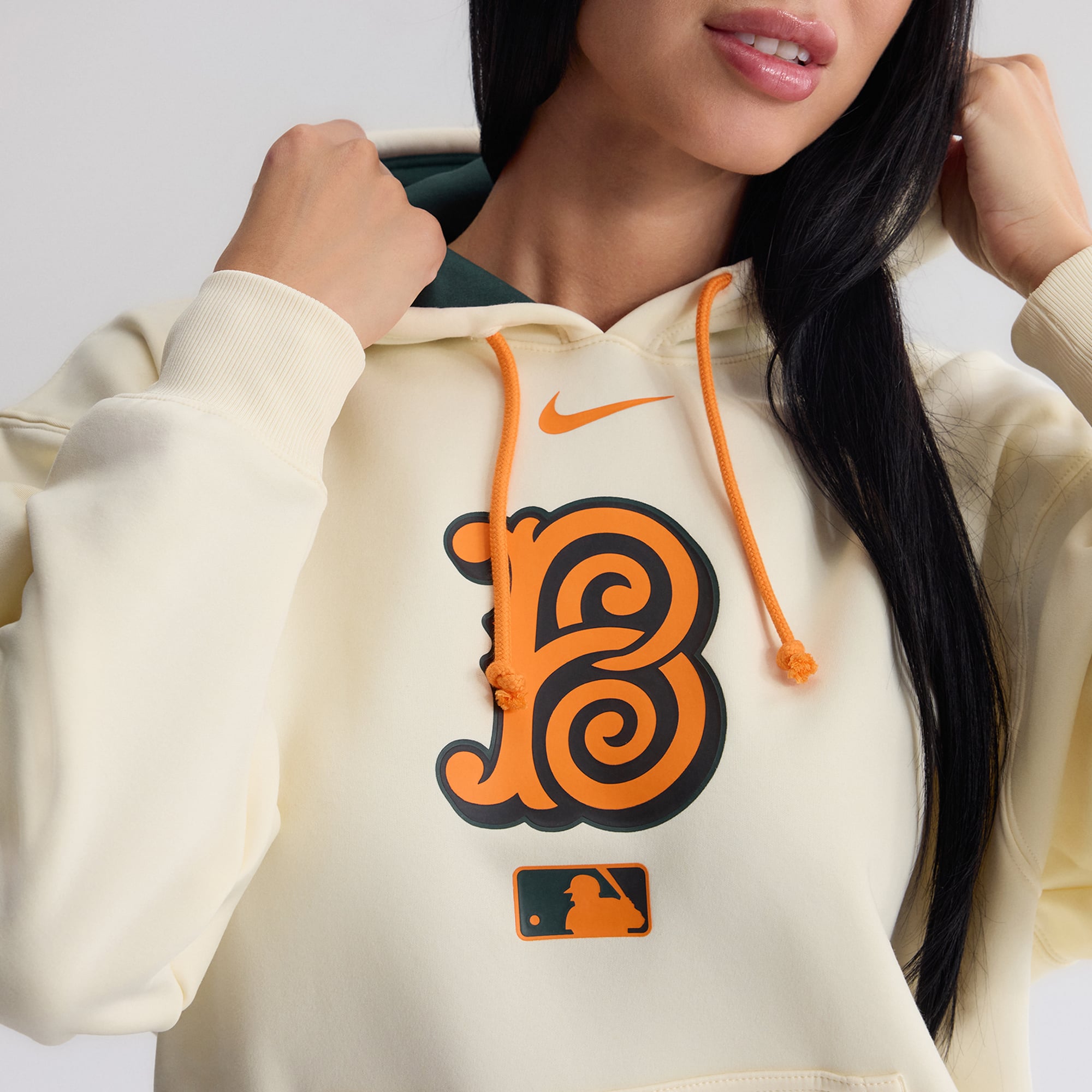 Sweat à capuche Nike Therma pour femme, couleur crème, collection Baltimore Orioles 2026 City Connect Authentic.