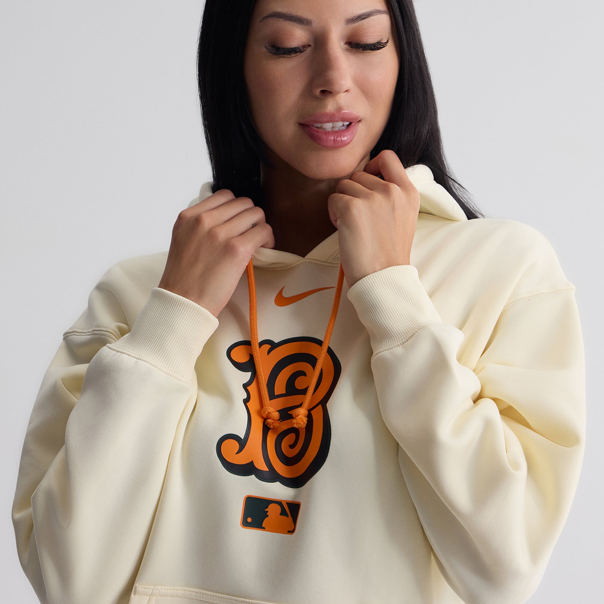 Sweat à capuche Nike Therma pour femme, couleur crème, collection Baltimore Orioles 2026 City Connect Authentic.
