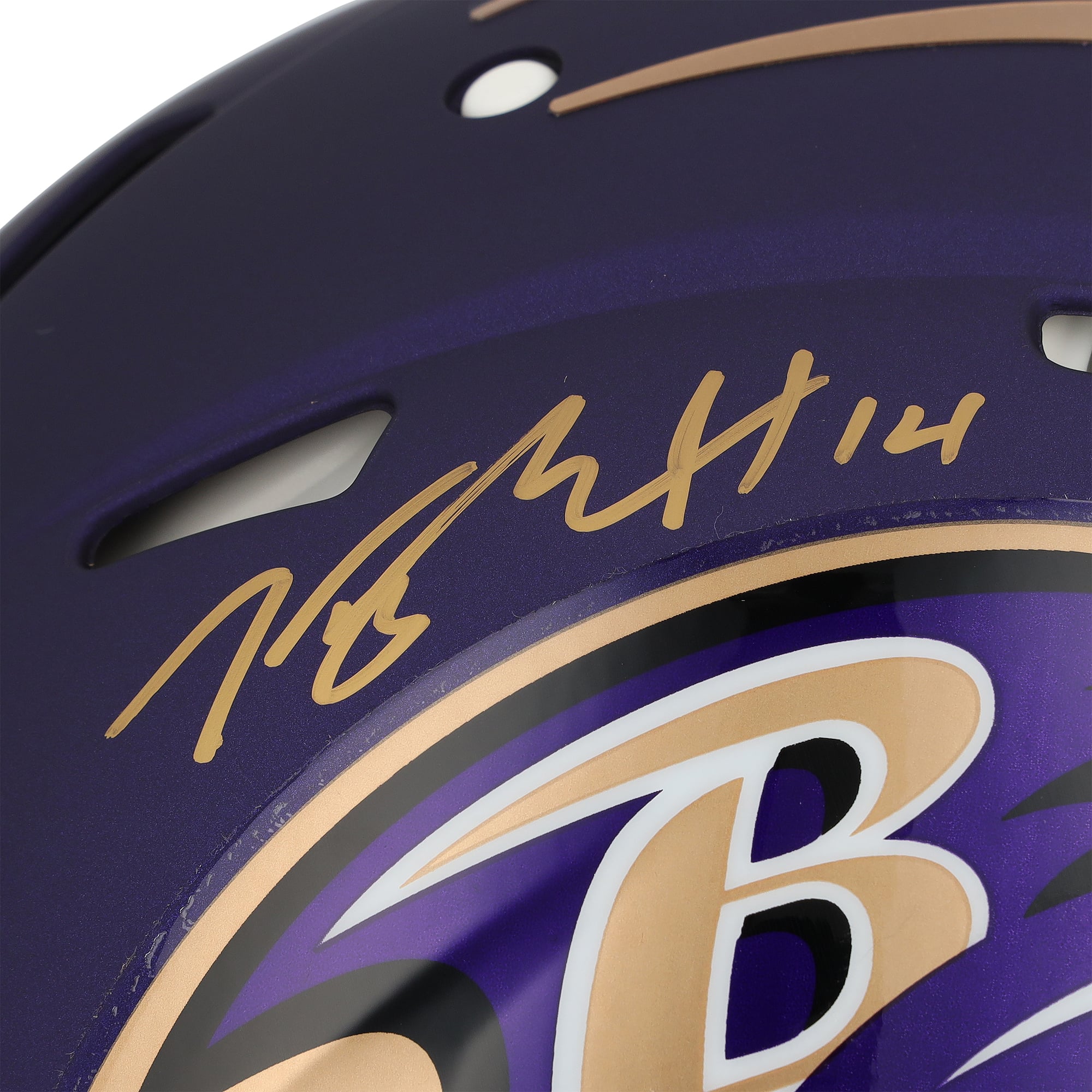 Casque Riddell Authentic violet alternatif 2026, signé par Kyle Hamilton (Baltimore Ravens), avec inscription « Flock Up ».