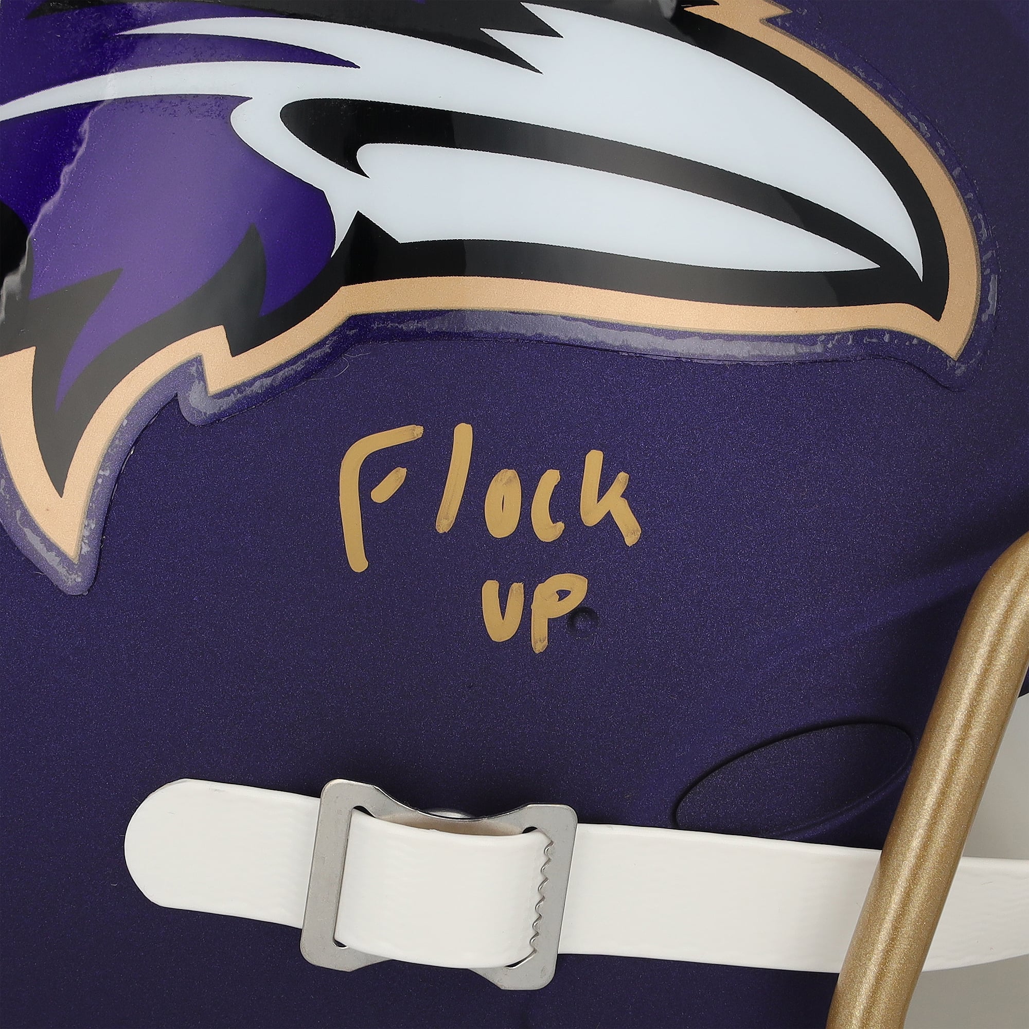 Casque Riddell Authentic violet alternatif 2026, signé par Kyle Hamilton (Baltimore Ravens), avec inscription « Flock Up ».