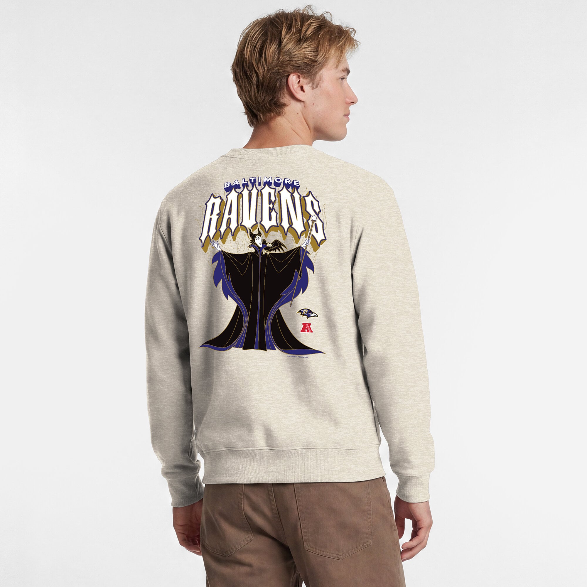 Sweat-shirt à col rond Disney x Champion Oatmeal Baltimore Ravens Powerblend pour homme, couleur avoine, logo poitrine gauche.