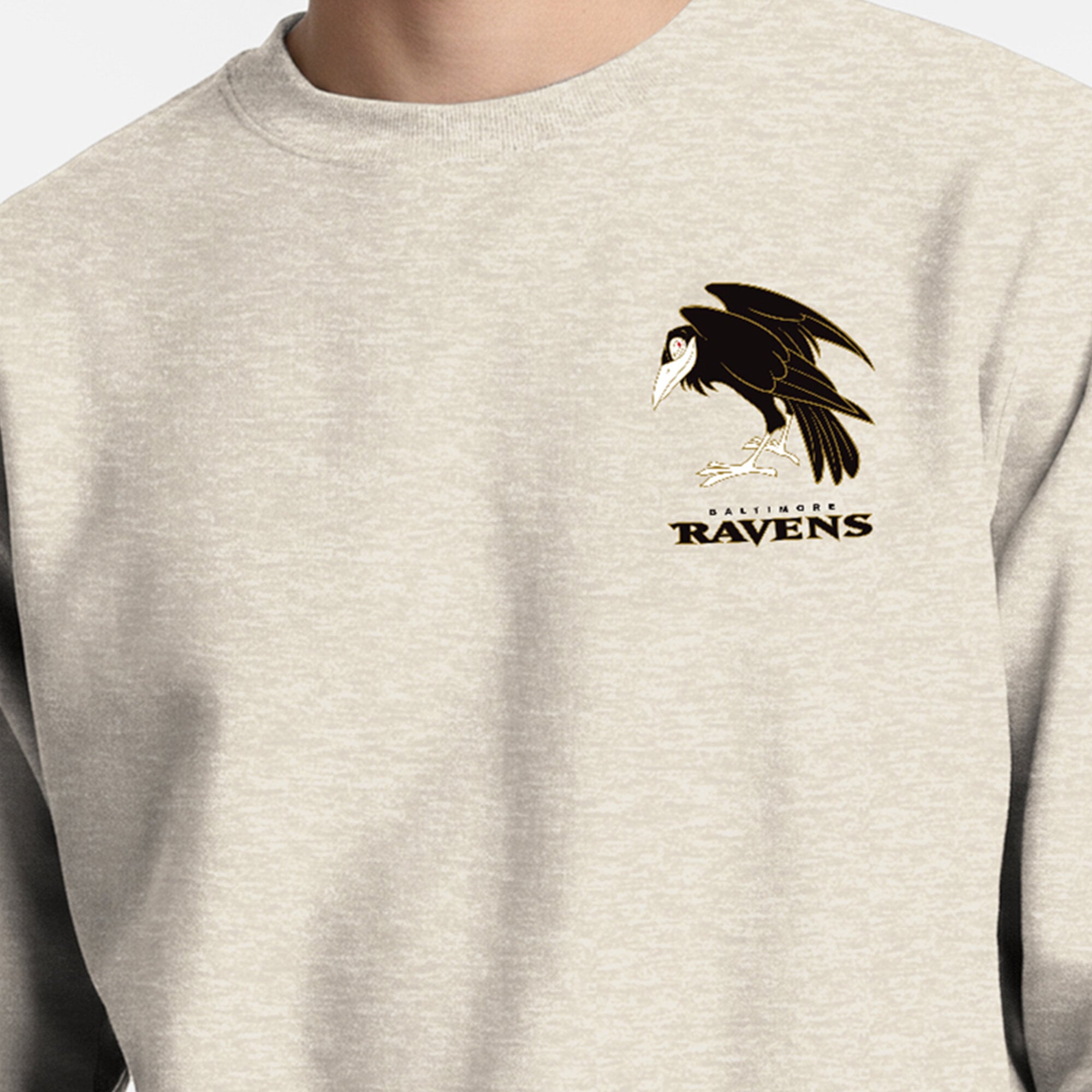 Sweat-shirt à col rond Disney x Champion Oatmeal Baltimore Ravens Powerblend pour homme, couleur avoine, logo poitrine gauche.