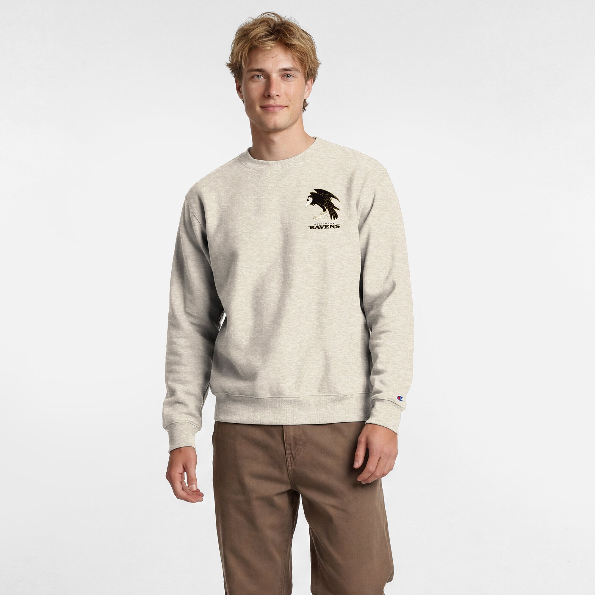 Sweat-shirt à col rond Disney x Champion Oatmeal Baltimore Ravens Powerblend pour homme, couleur avoine, logo poitrine gauche.