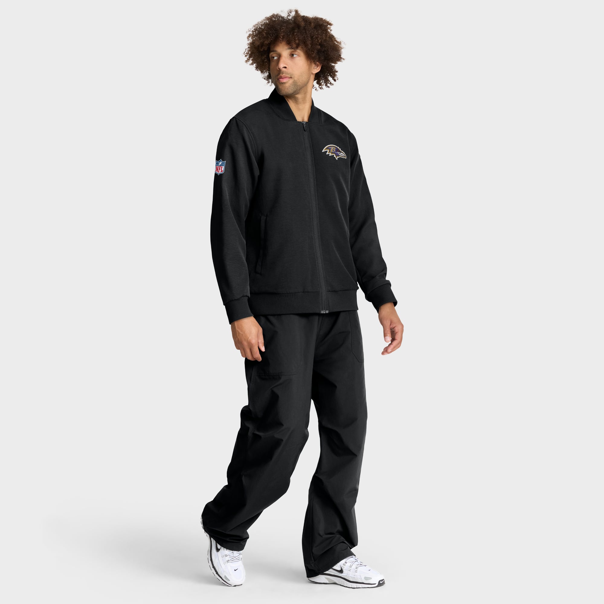 Veste bomber zippée intégrale Nike Dri-FIT pour homme, modèle Baltimore Ravens Sideline, noire, avec technologie de blocage puissante.