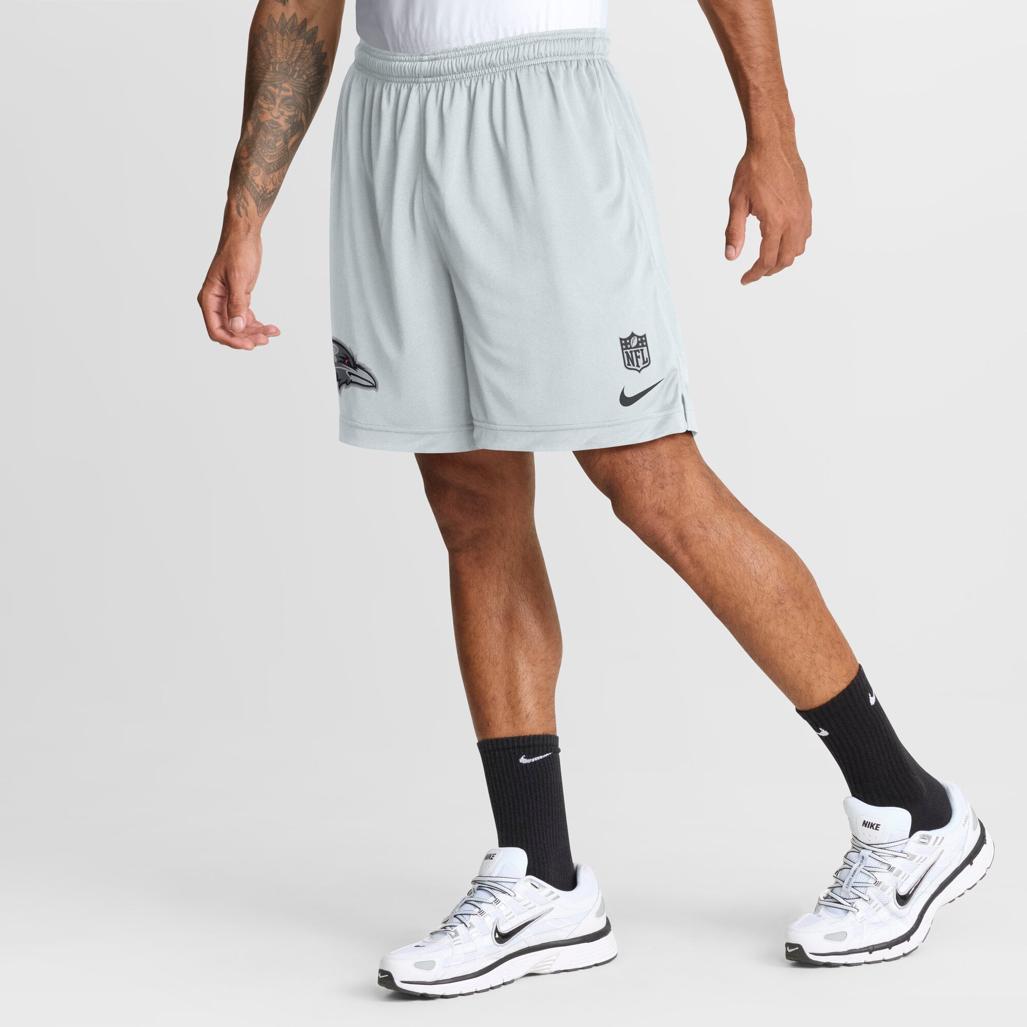 Short réversible Nike Sideline Standard Issue Dri-FIT noir/platine pour homme, modèle Baltimore Ravens.