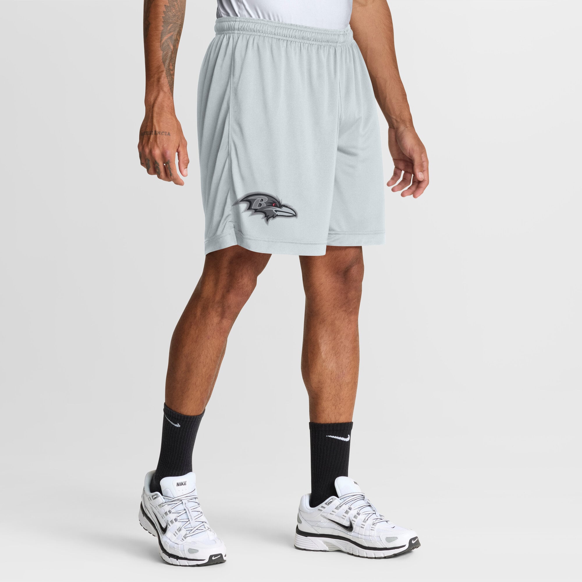 Short réversible Nike Sideline Standard Issue Dri-FIT noir/platine pour homme, modèle Baltimore Ravens.