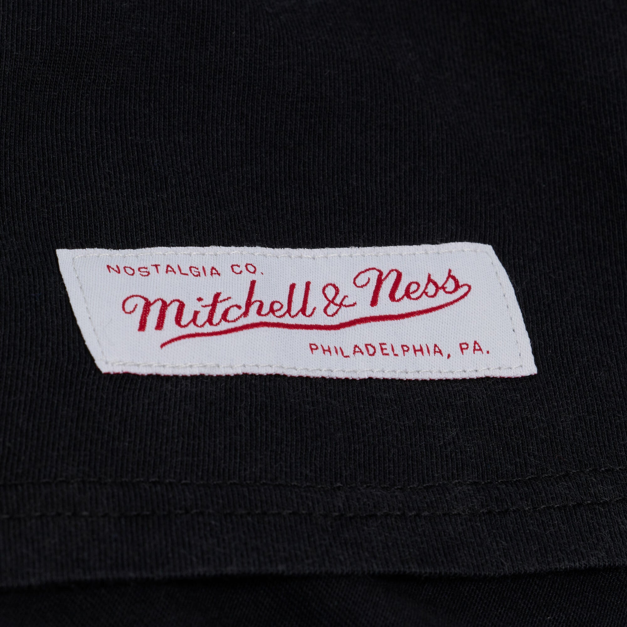T-shirt court à imprimé graphique noir Mitchell & Ness Baltimore Ravens pour femme