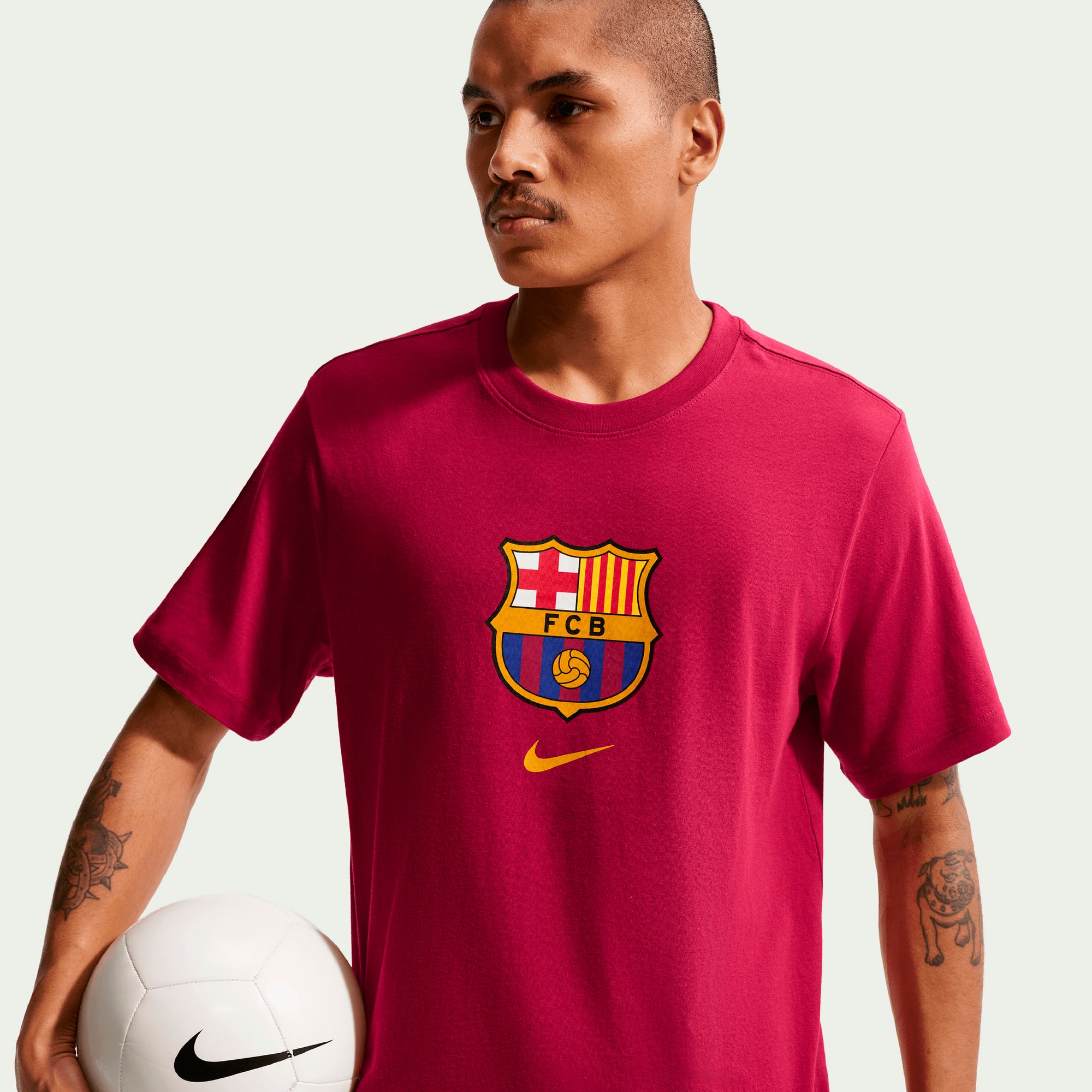 T-shirt Nike rouge pour homme avec l'écusson du FC Barcelone