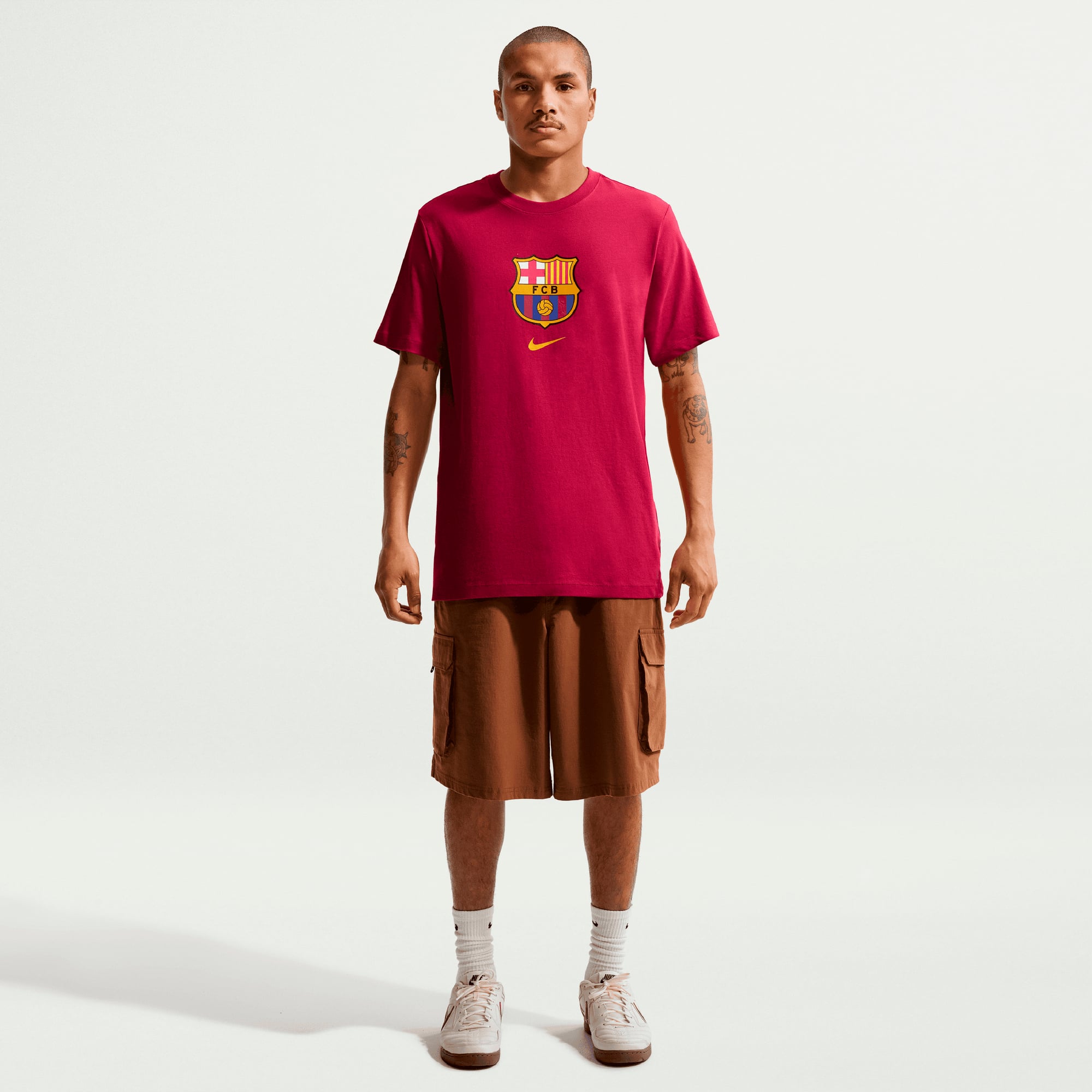 T-shirt Nike rouge pour homme avec l'écusson du FC Barcelone