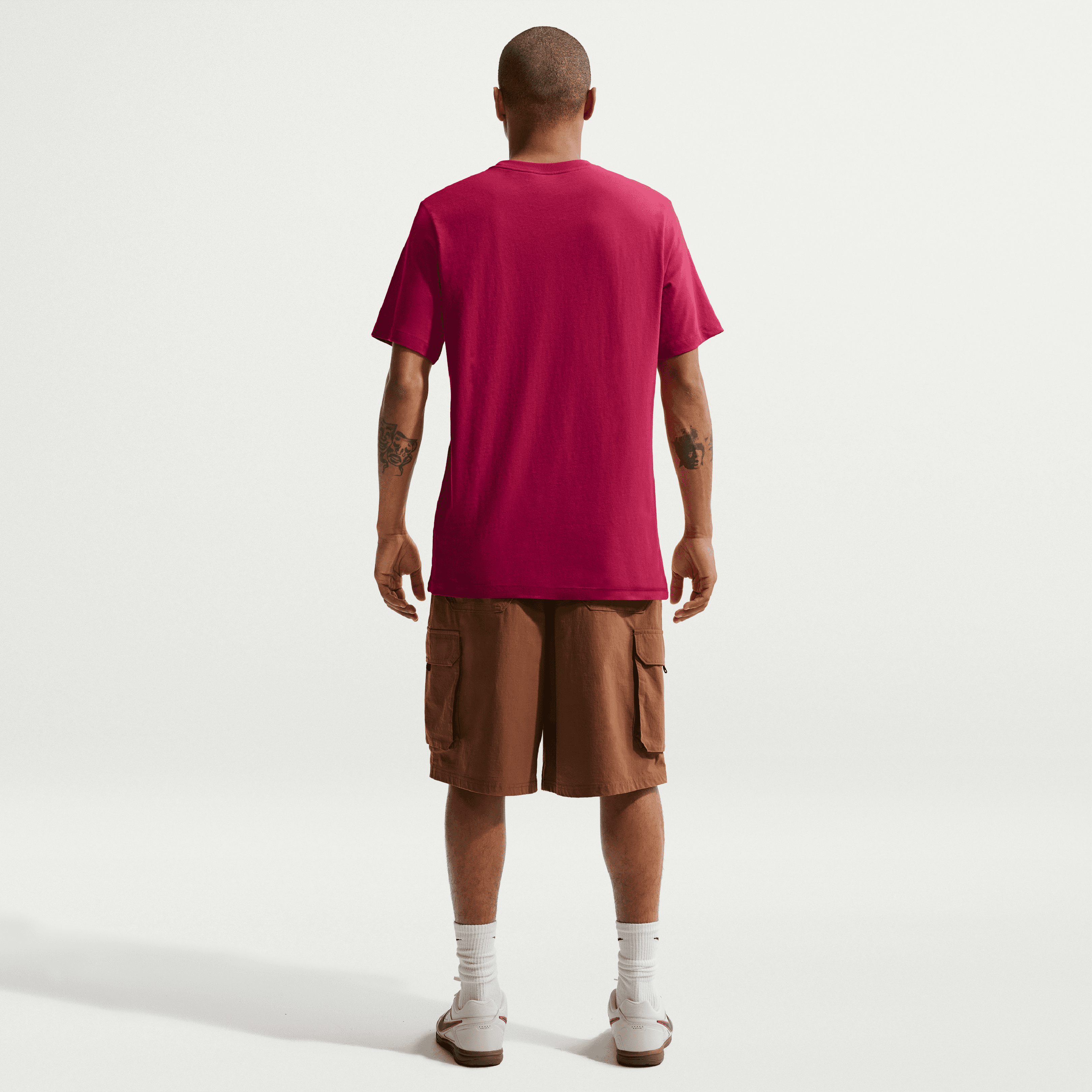 T-shirt Nike rouge pour homme avec l'écusson du FC Barcelone