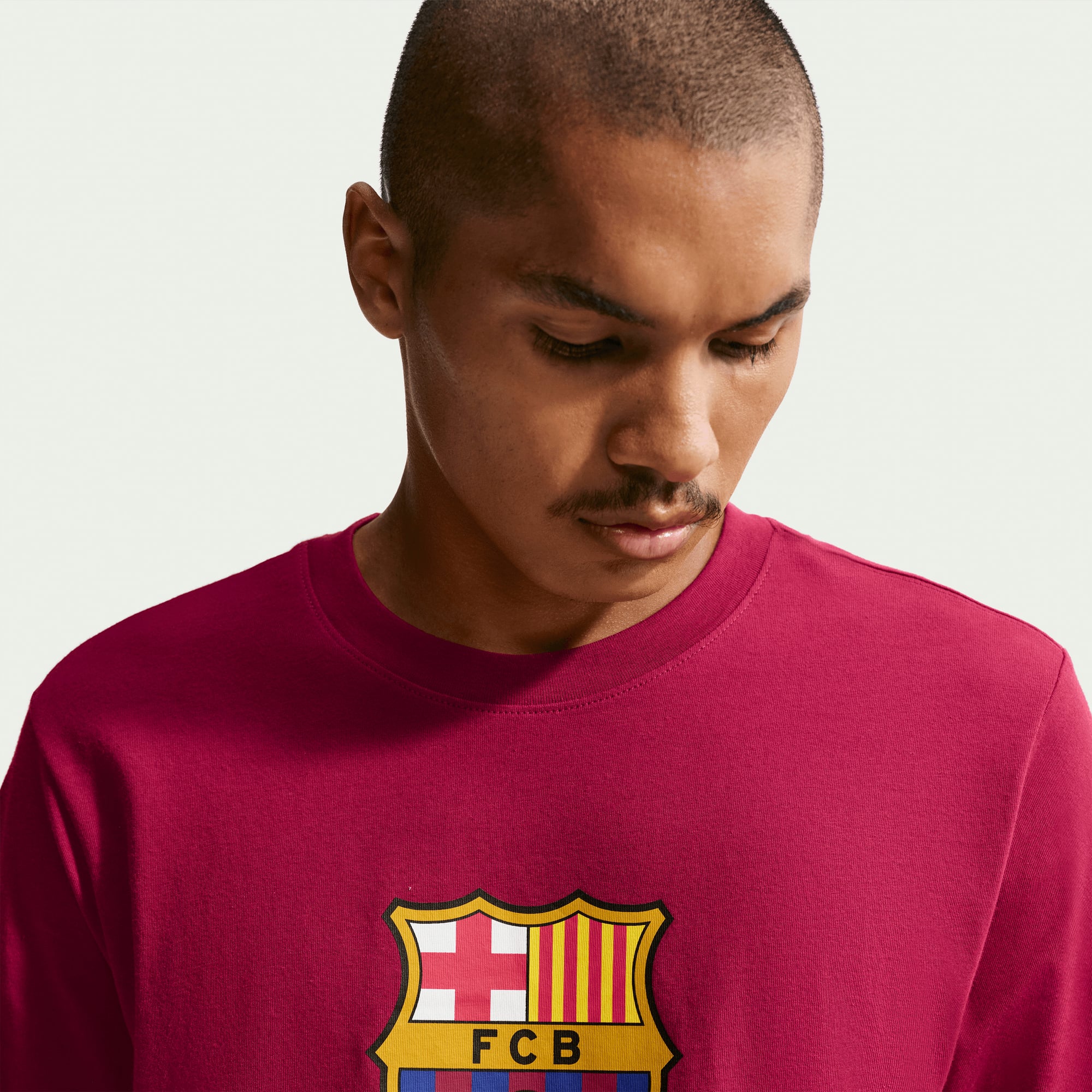 T-shirt Nike rouge pour homme avec l'écusson du FC Barcelone