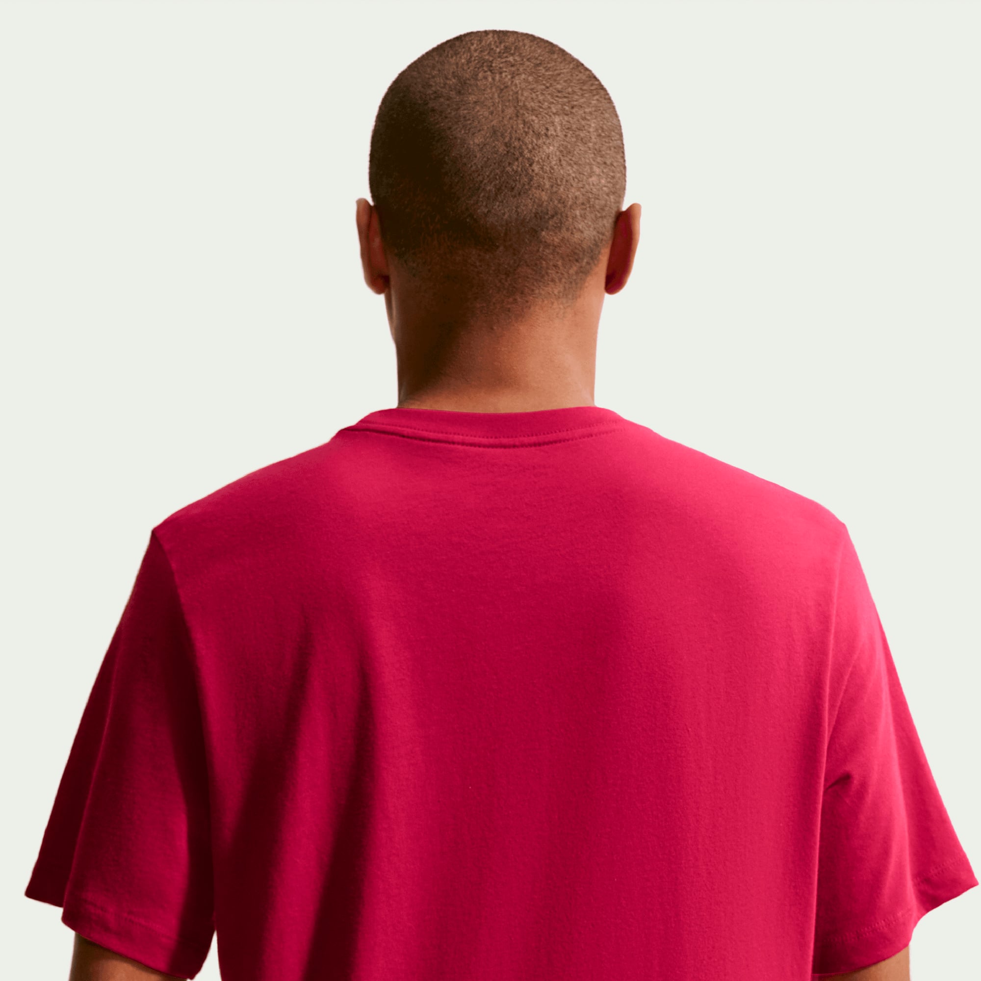 T-shirt Nike rouge pour homme avec l'écusson du FC Barcelone