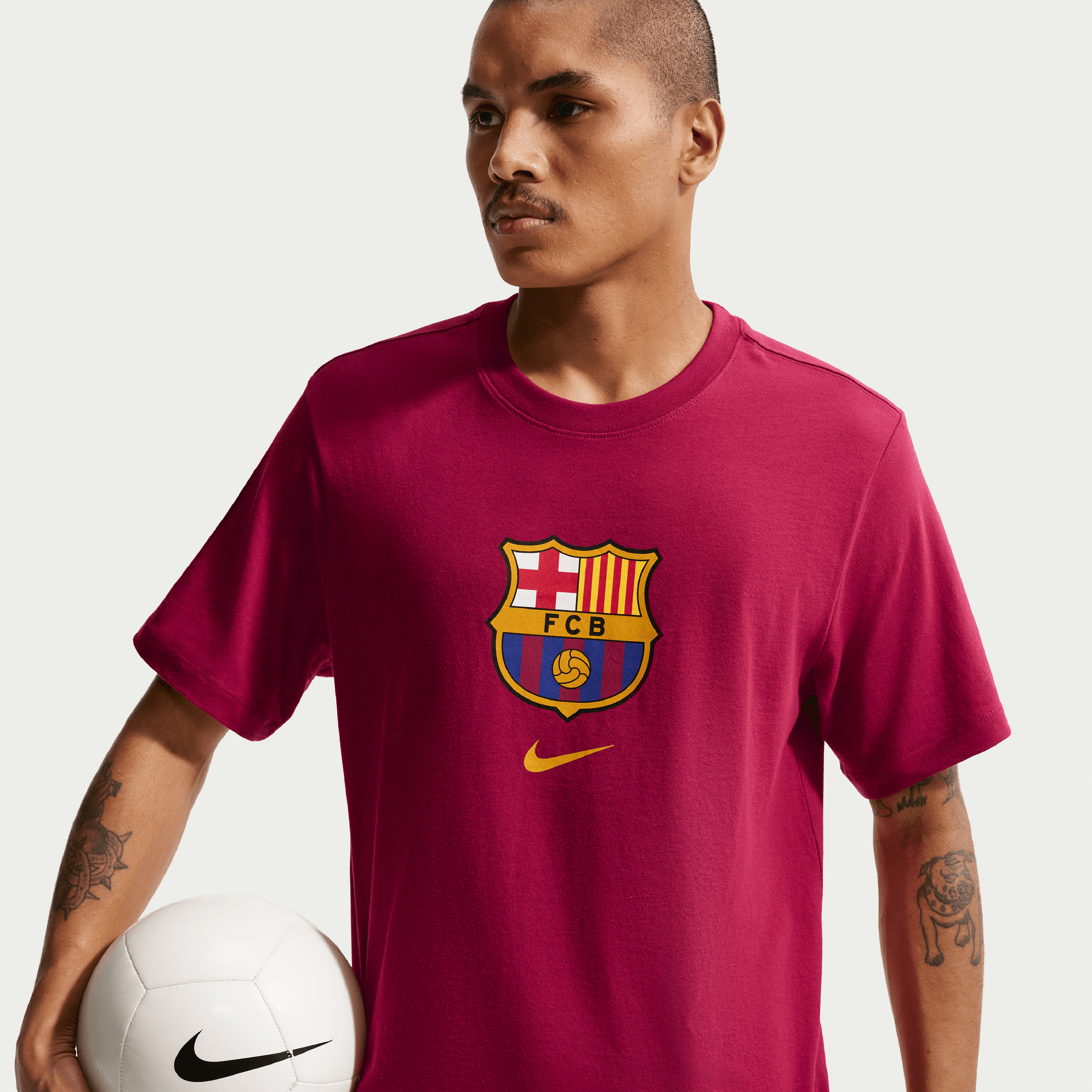 T-shirt Nike rouge pour homme avec l'écusson du FC Barcelone